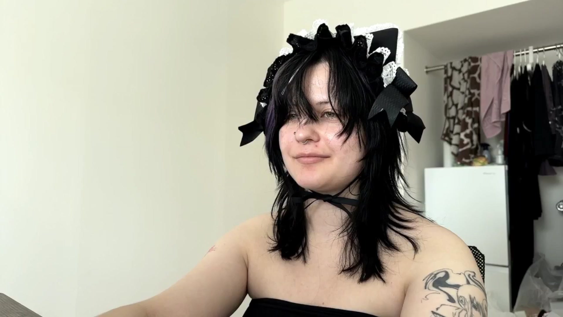 Gallery image thumbnail from v_chpek's myfreecams stream on, 06/26/2025, 24:14 image 17 of 20