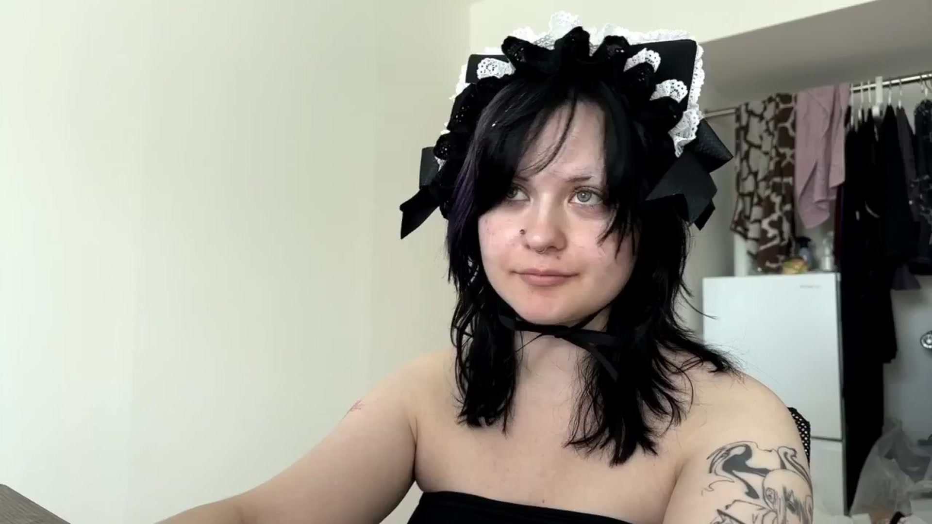 Gallery image thumbnail from v_chpek's myfreecams stream on, 06/26/2025, 24:14 image 4 of 20