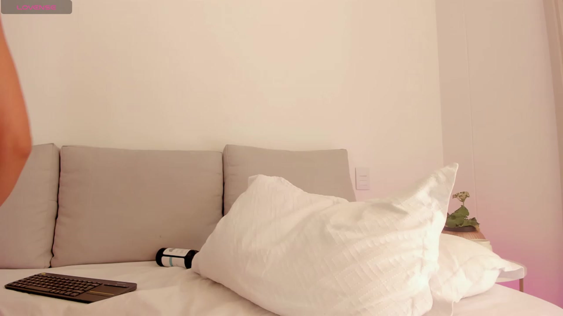 Gallery image thumbnail from valeriah_'s myfreecams stream on, 12/27/2023, 18:15 image 15 of 20