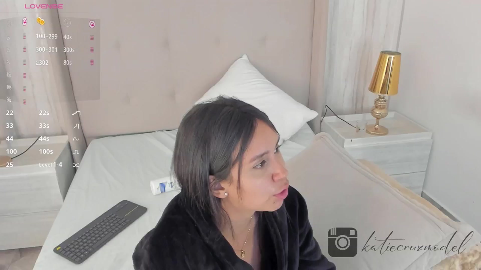Gallery image thumbnail from valeriah_'s myfreecams stream on, 01/25/2025, 11:45 image 11 of 20