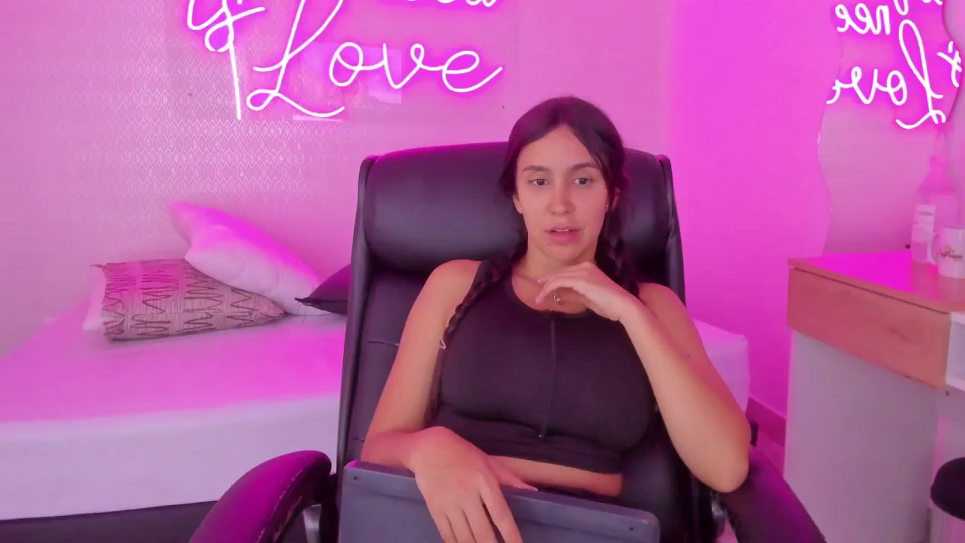Gallery image thumbnail from valeriah_'s myfreecams stream on, 03/27/2025, 18:48 image 5 of 20