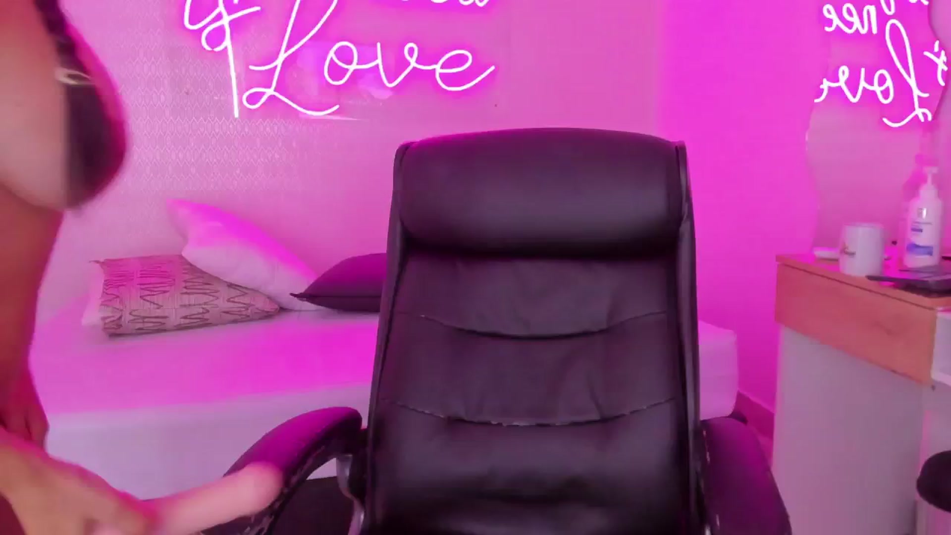 Gallery image thumbnail from valeriah_'s myfreecams stream on, 03/27/2025, 18:48 image 17 of 20