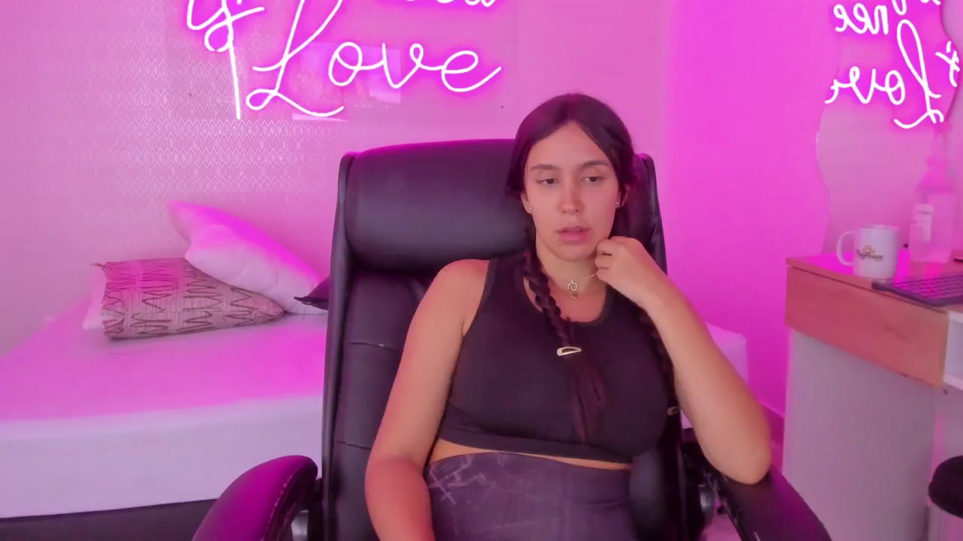 Gallery image thumbnail from valeriah_'s myfreecams stream on, 03/27/2025, 18:48 image 8 of 20