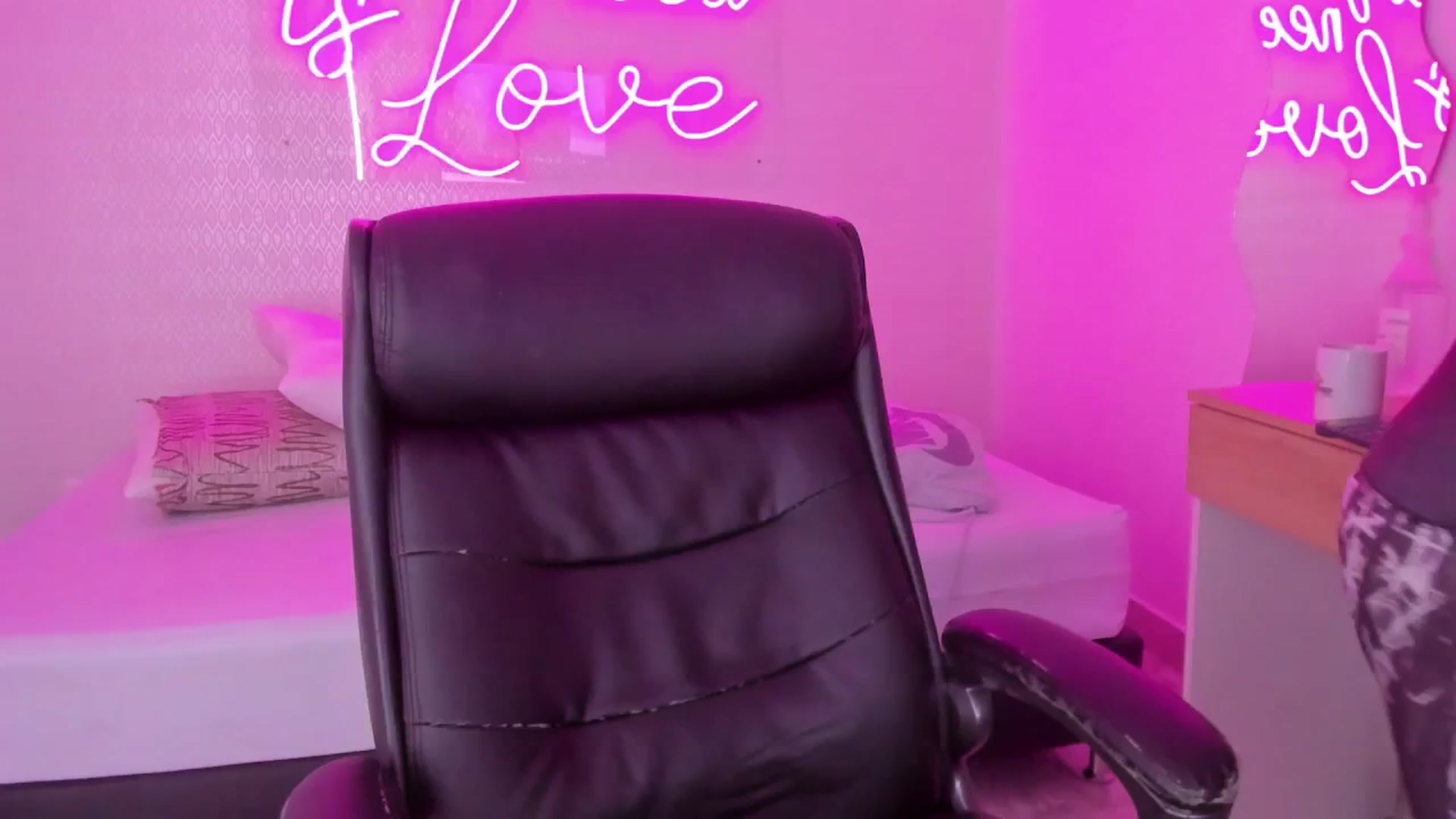 Gallery image thumbnail from valeriah_'s myfreecams stream on, 03/27/2025, 18:48 image 9 of 20