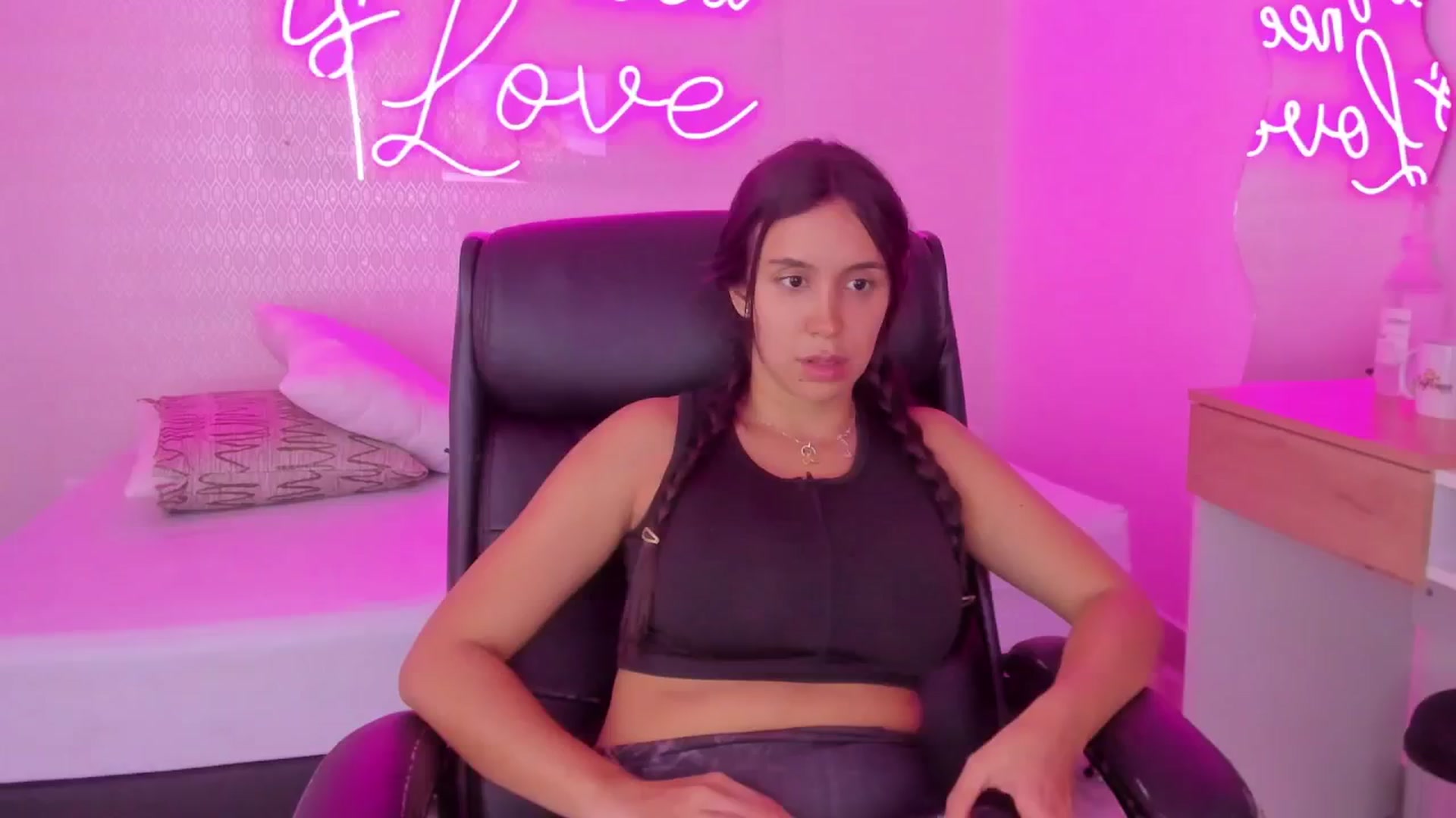 Gallery image thumbnail from valeriah_'s myfreecams stream on, 03/27/2025, 18:48 image 3 of 20