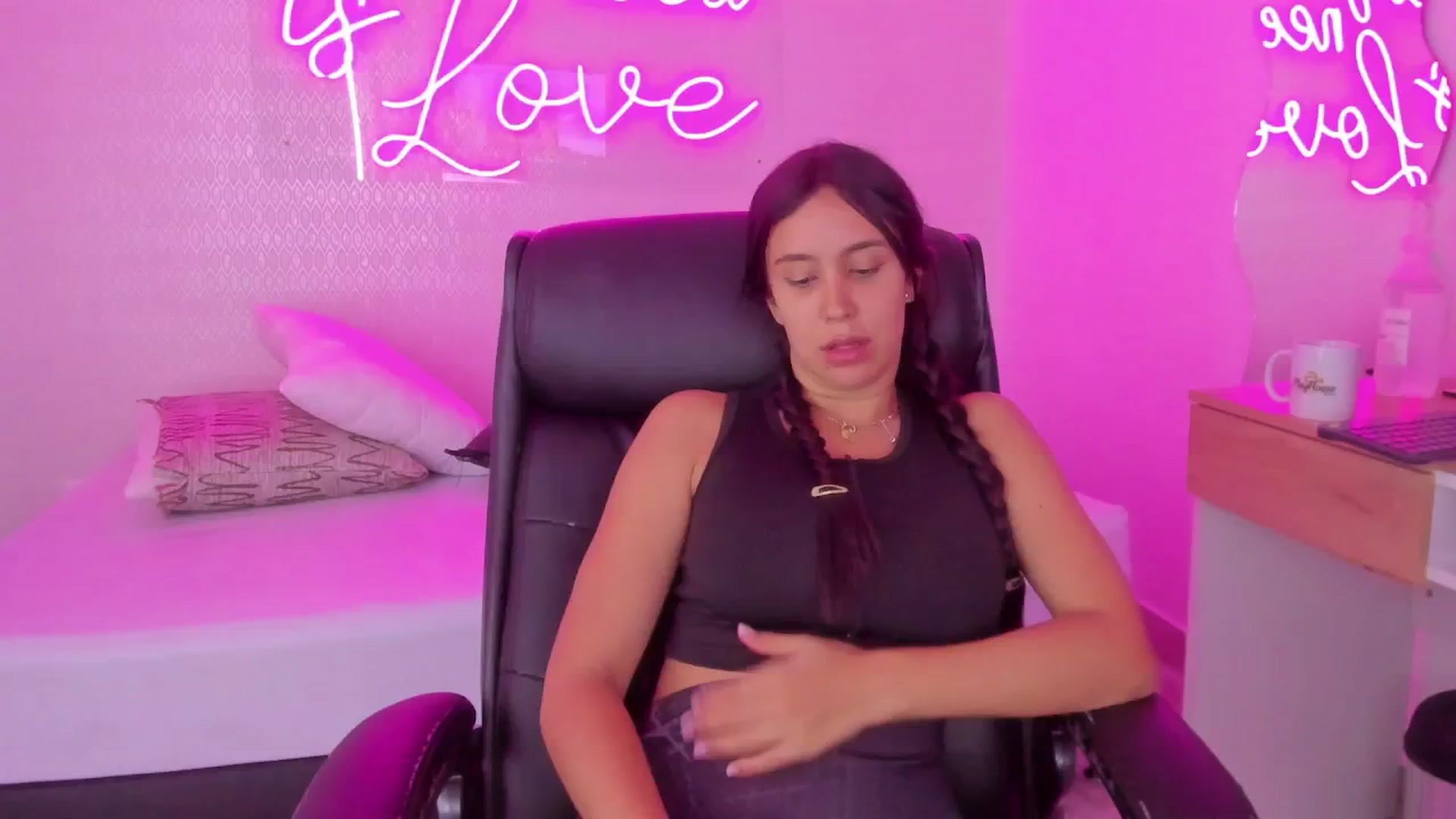 Gallery image thumbnail from valeriah_'s myfreecams stream on, 03/27/2025, 18:48 image 7 of 20