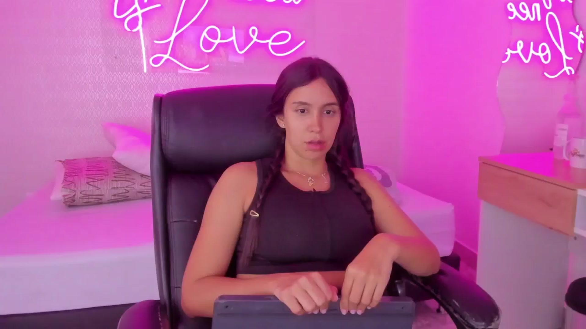 Gallery image thumbnail from valeriah_'s myfreecams stream on, 03/27/2025, 18:48 image 4 of 20