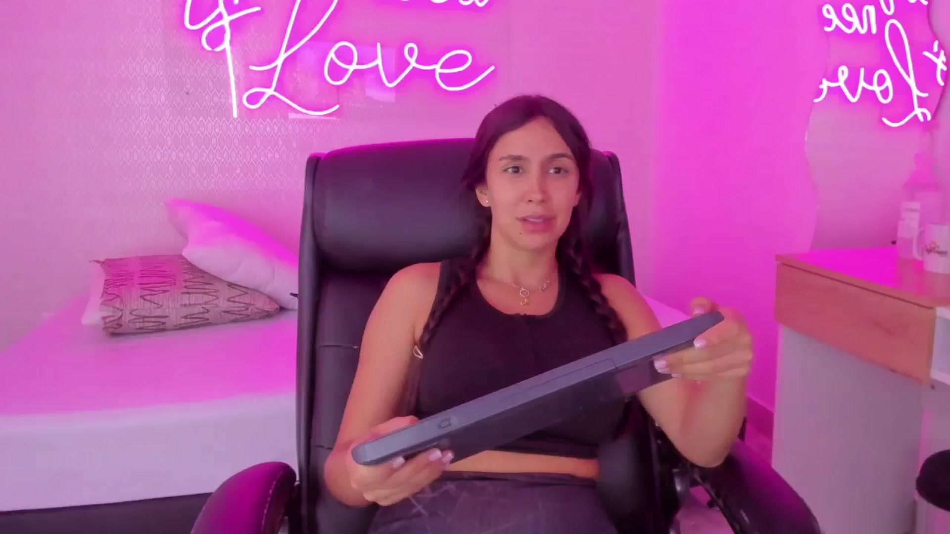 Gallery image thumbnail from valeriah_'s myfreecams stream on, 03/27/2025, 18:48 image 6 of 20
