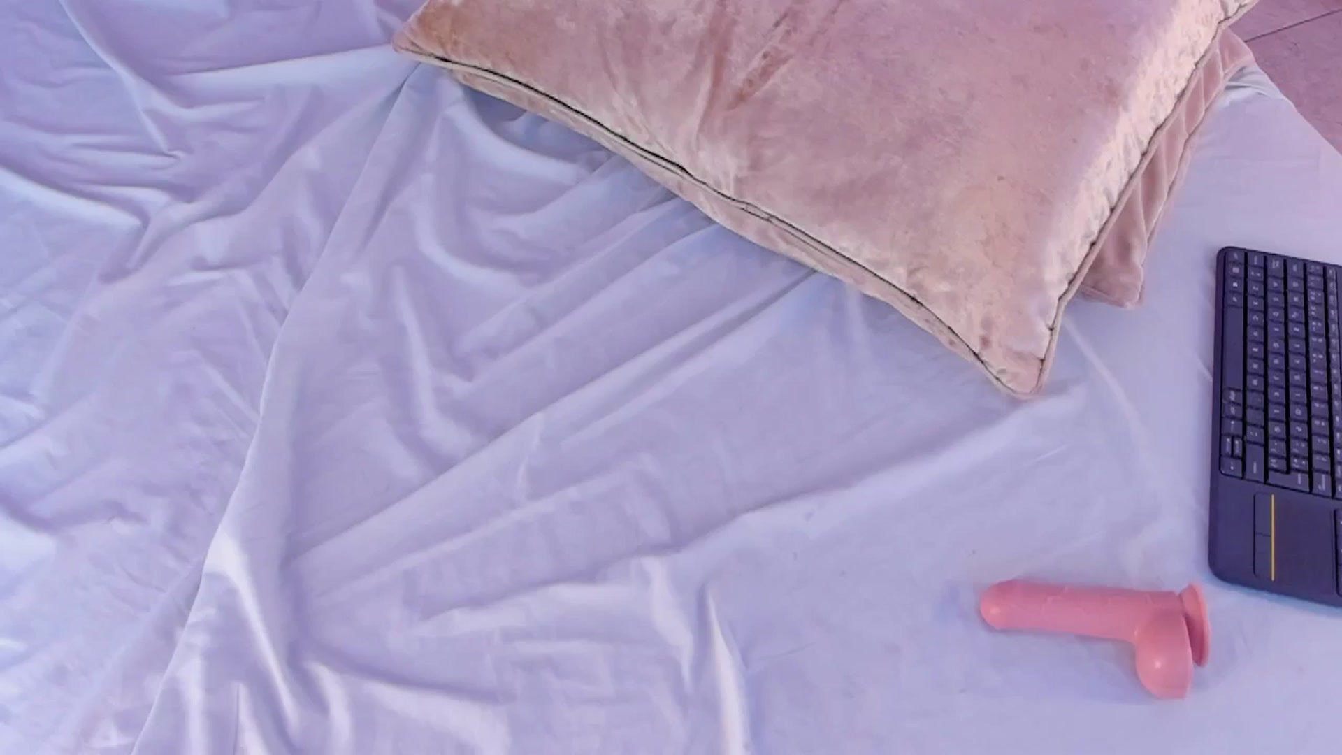 Gallery image thumbnail from valeriah_'s myfreecams stream on, 11/04/2025, 17:00 image 20 of 20
