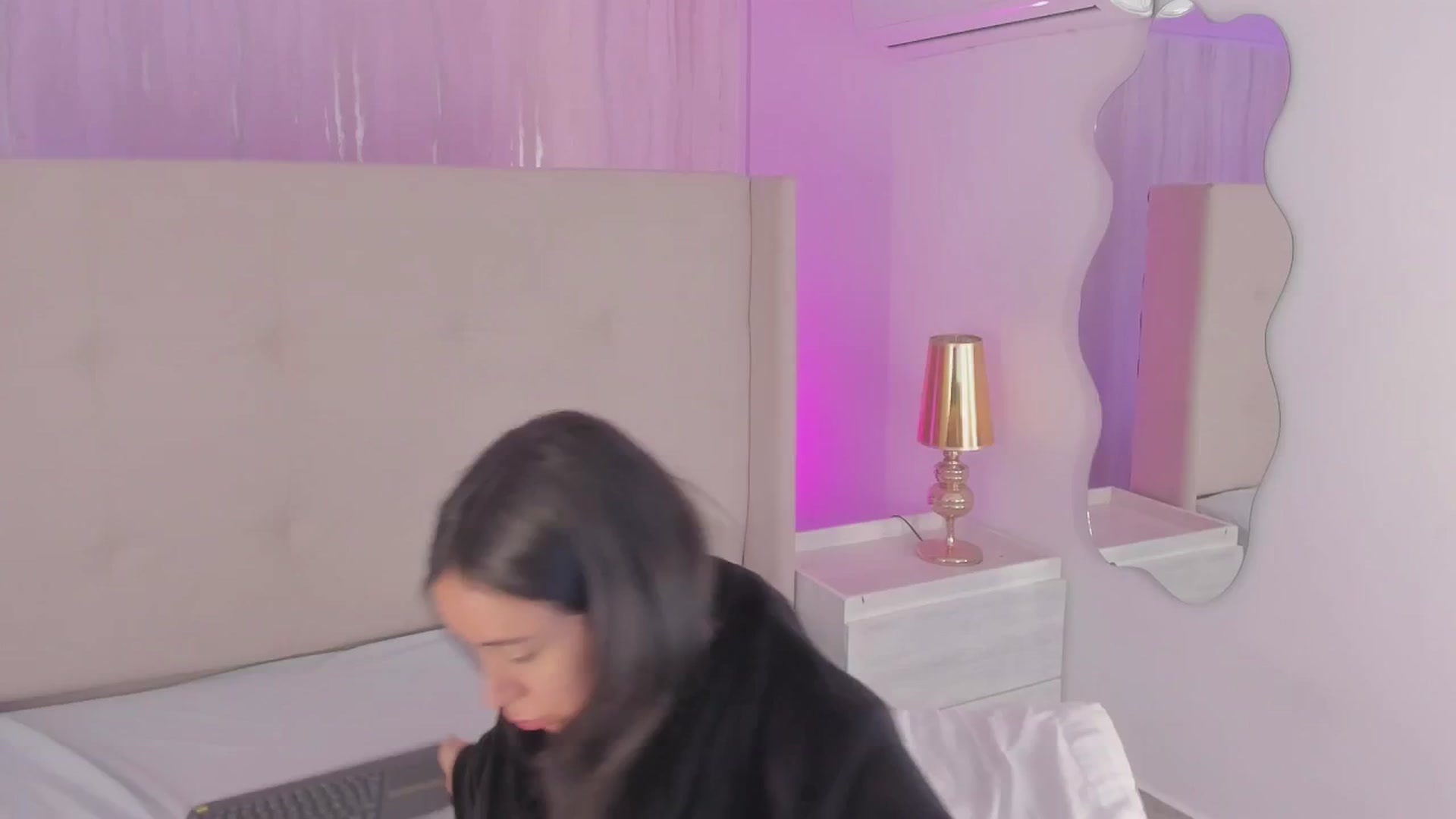 Gallery image thumbnail from valeriah_'s myfreecams stream on, 12/12/2025, 14:57 image 6 of 20