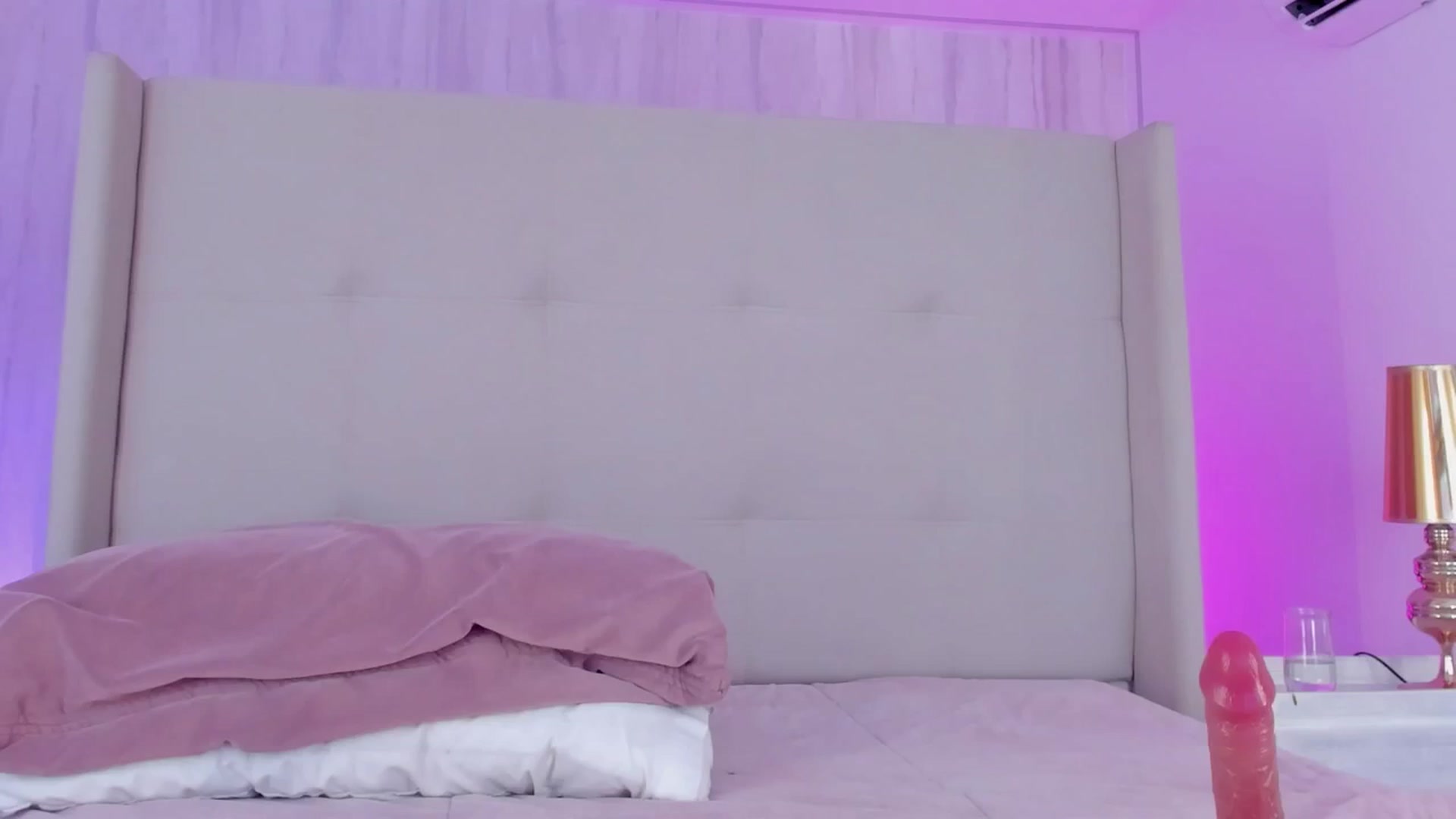 Gallery image thumbnail from valeriah_'s myfreecams stream on, 12/17/2025, 14:58 image 10 of 20