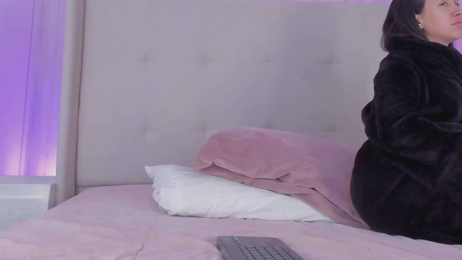 Gallery image thumbnail from valeriah_'s myfreecams stream on, 12/18/2025, 18:37 image 19 of 20