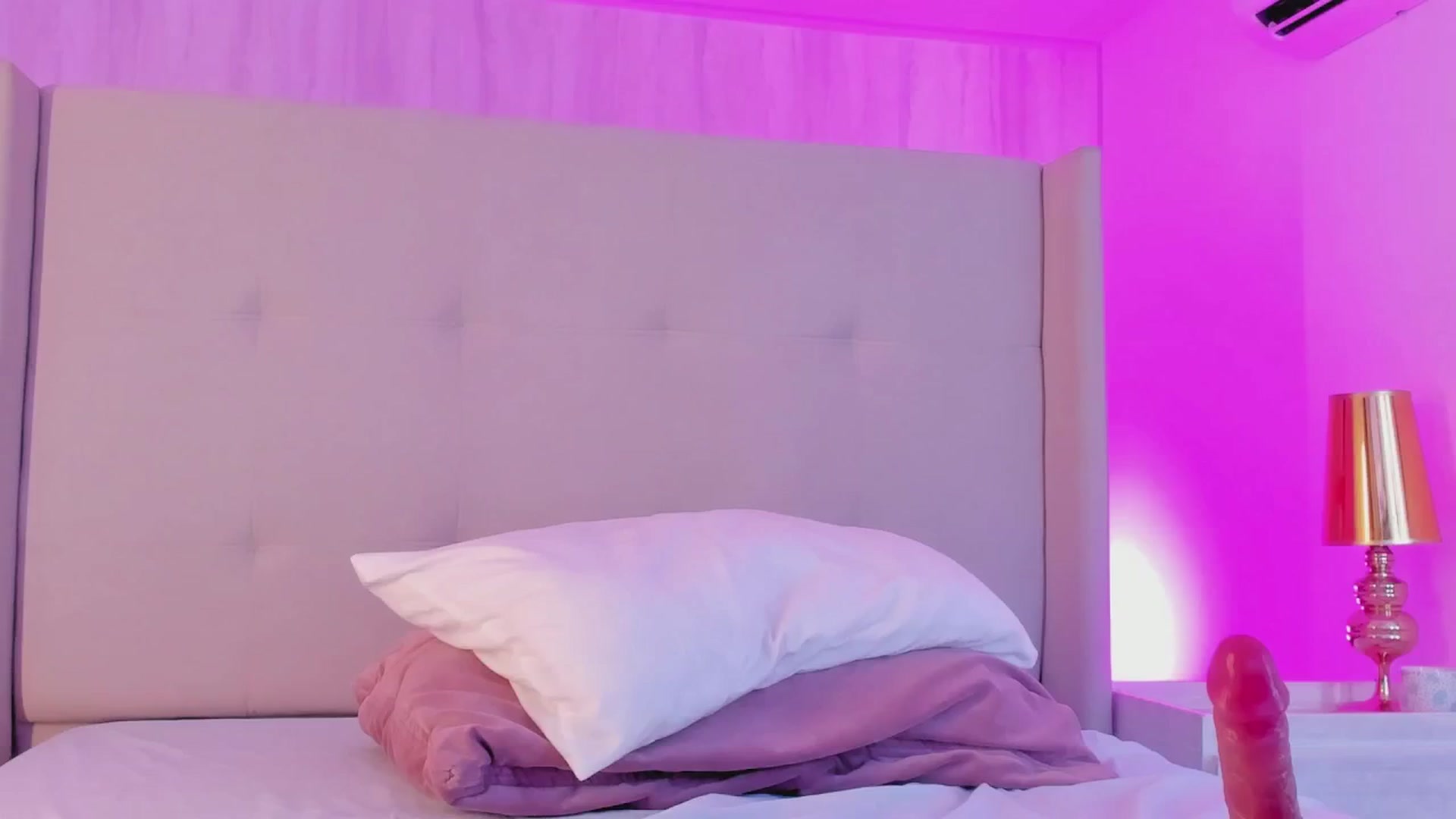 Gallery image thumbnail from valeriah_'s myfreecams stream on, 01/15/2026, 13:37 image 5 of 20
