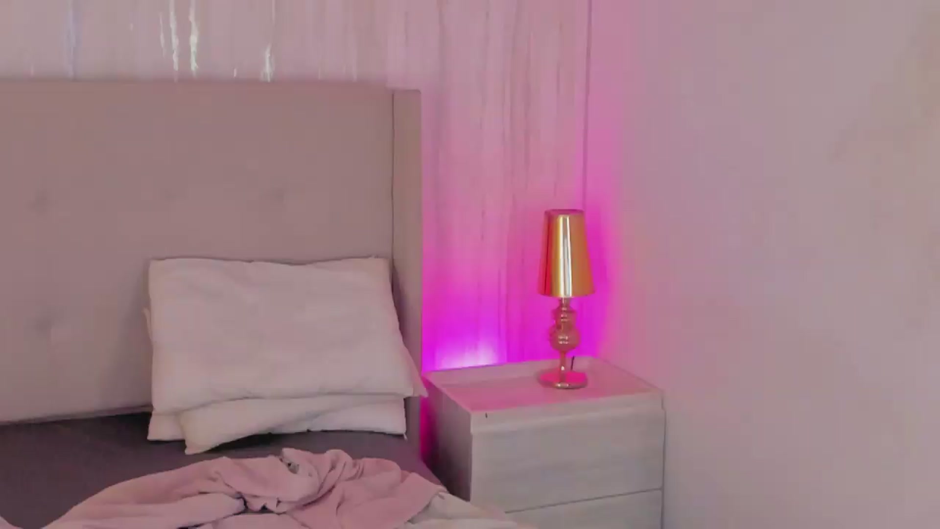 Gallery image thumbnail from valeriah_'s myfreecams stream on, 06/01/2026, 19:28 image 18 of 20