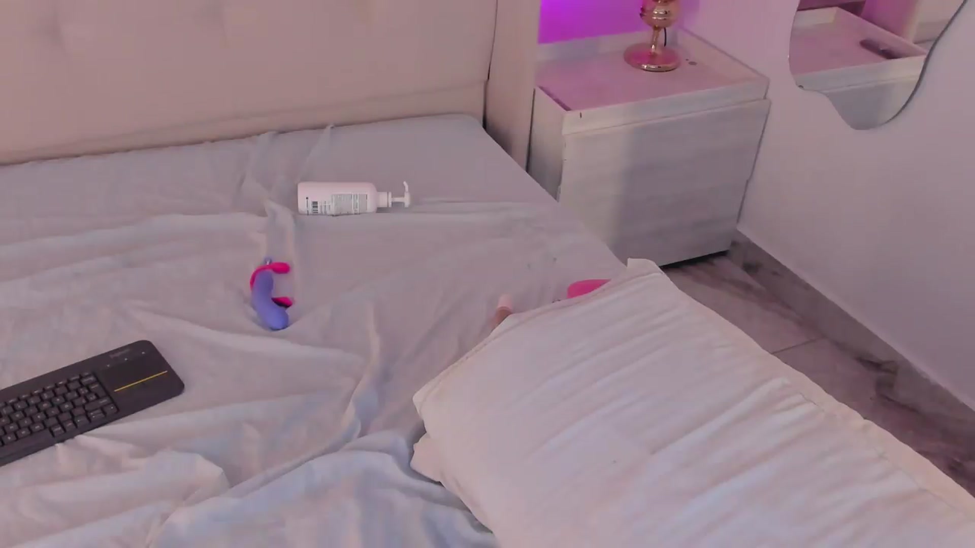 Gallery image thumbnail from valeriah_'s myfreecams stream on, 09/12/2026, 17:13 image 14 of 20