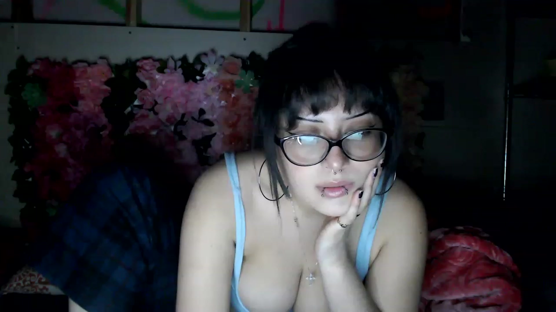 Gallery image thumbnail from valpal000's myfreecams stream on, 12/12/2022, 13:17 image 9 of 20
