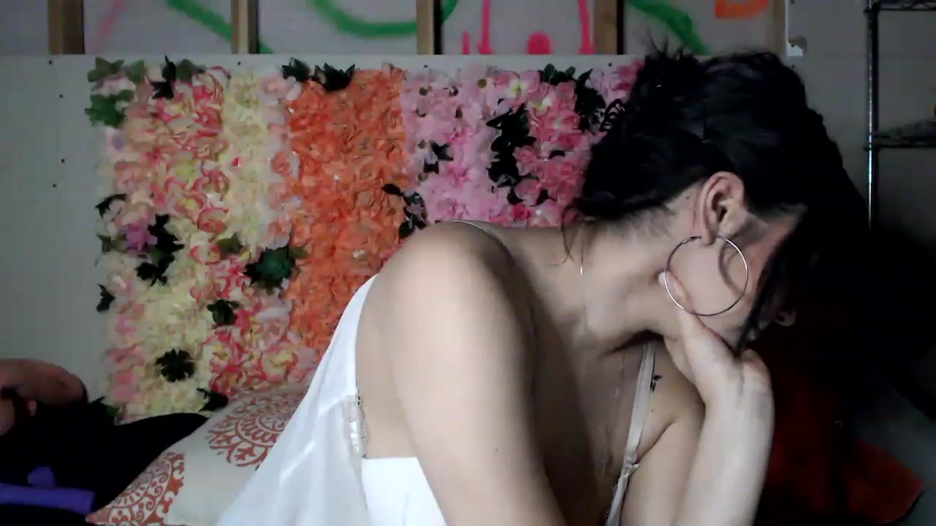Gallery image thumbnail from valpal000's myfreecams stream on, 12/19/2022, 08:43 image 11 of 20