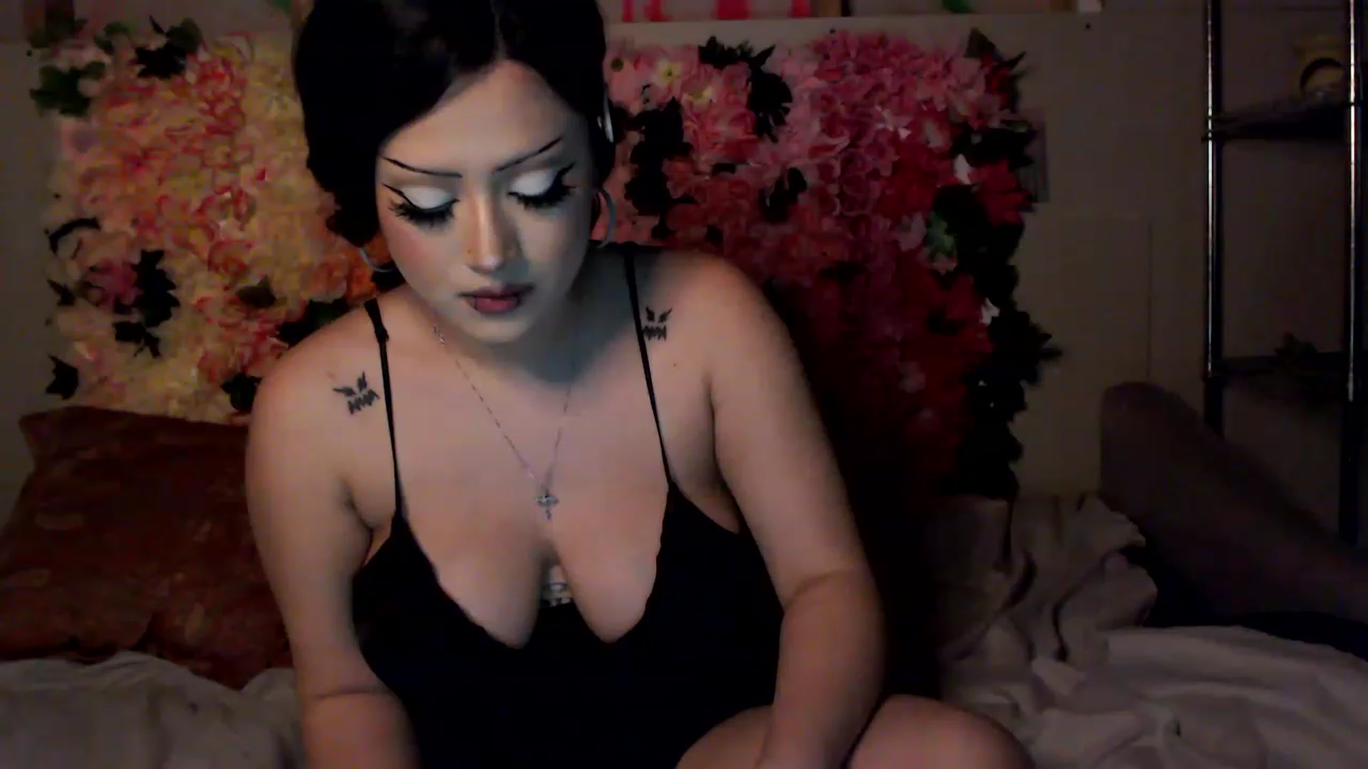 Gallery image thumbnail from valpal000's myfreecams stream on, 12/26/2022, 22:08 image 6 of 20