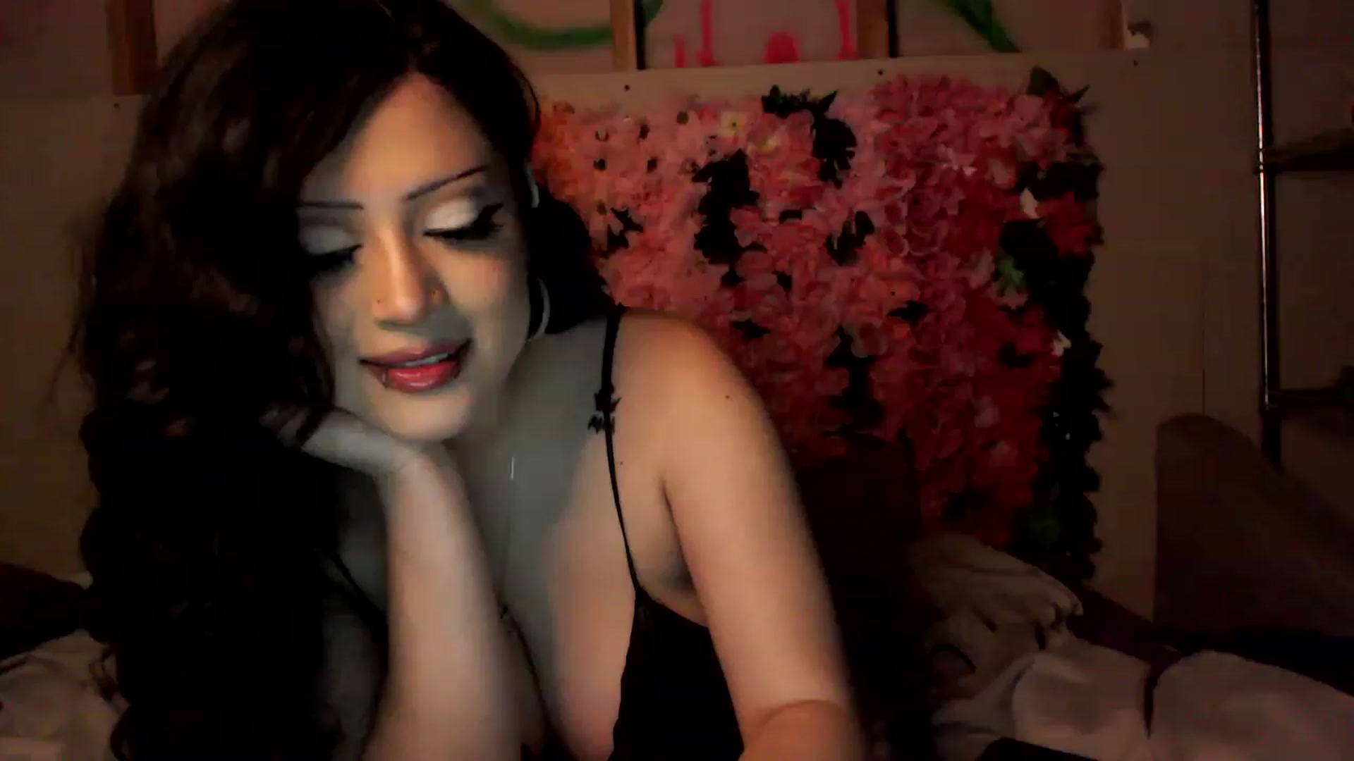 Gallery image thumbnail from valpal000's myfreecams stream on, 12/26/2022, 23:12 image 8 of 20