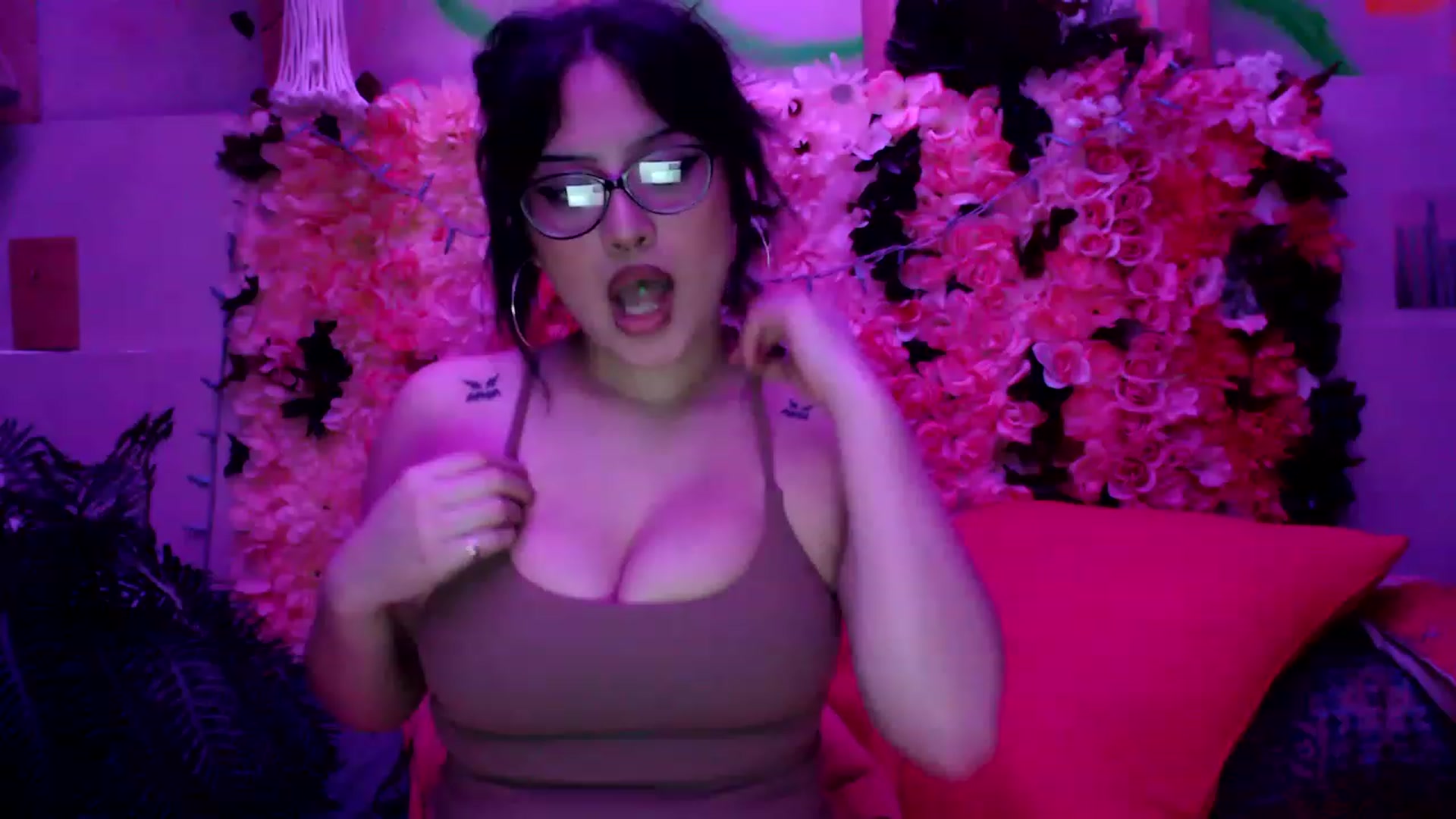 Gallery image thumbnail from valpal000's myfreecams stream on, 02/02/2023, 12:33 image 10 of 20
