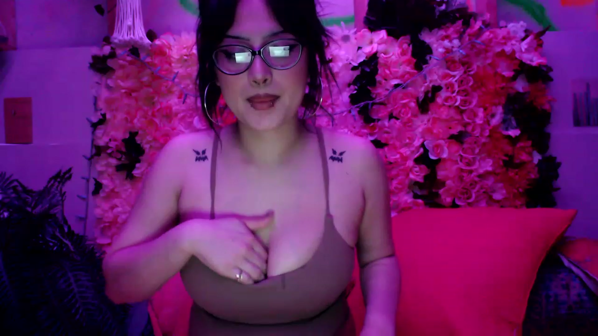 Gallery image thumbnail from valpal000's myfreecams stream on, 02/02/2023, 12:33 image 18 of 20
