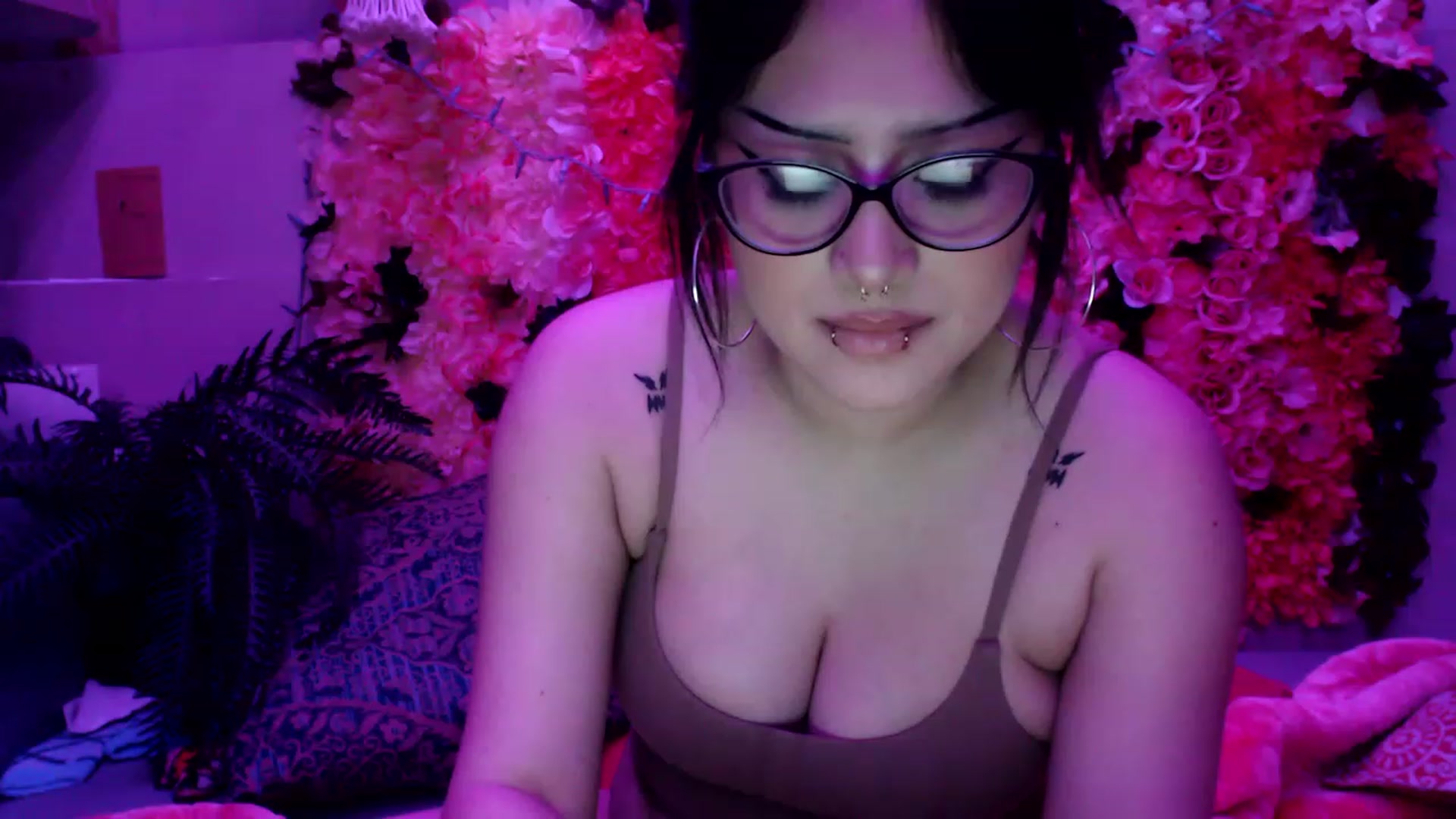 Gallery image thumbnail from valpal000's myfreecams stream on, 02/02/2023, 15:16 image 12 of 20