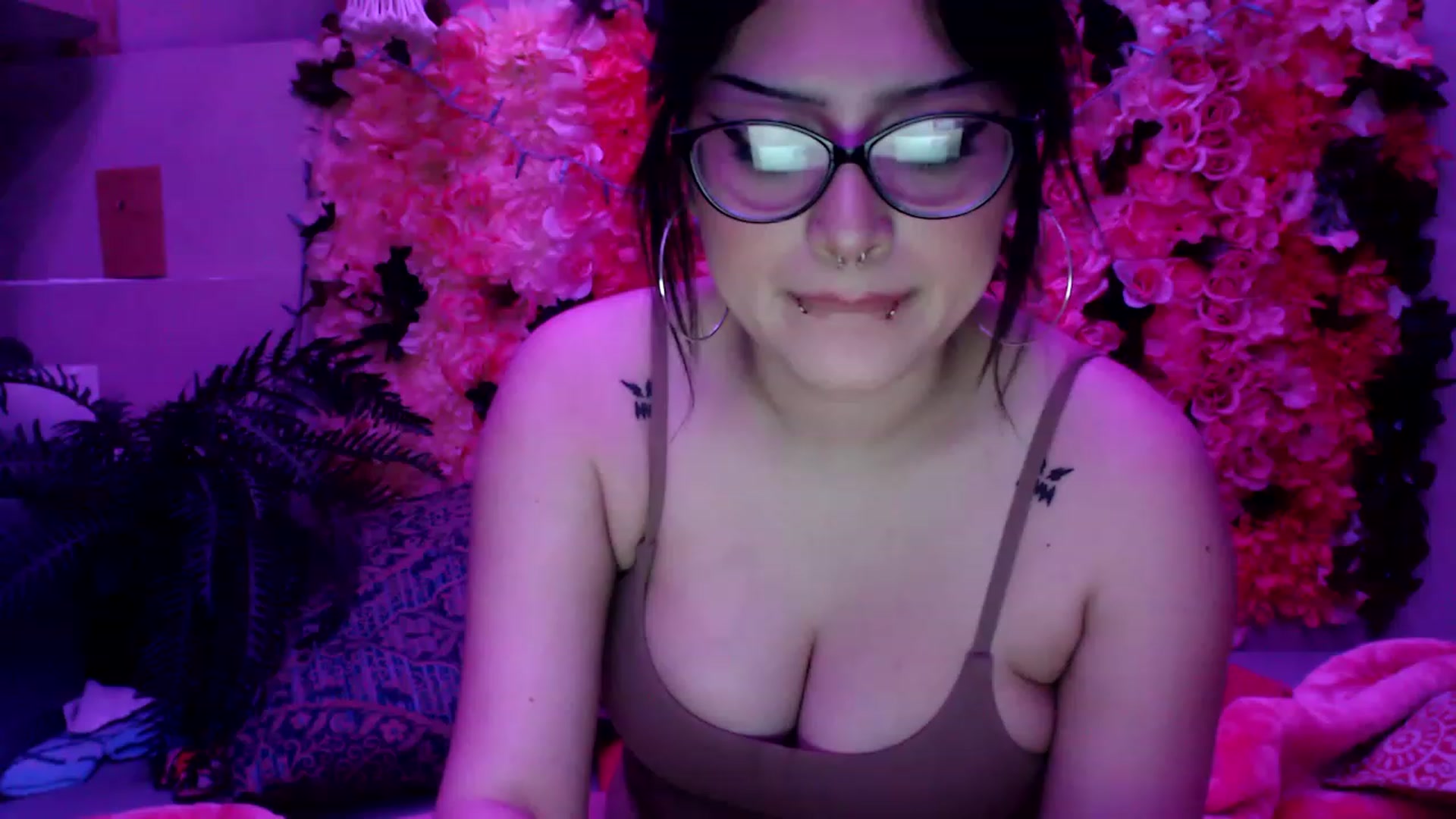 Gallery image thumbnail from valpal000's myfreecams stream on, 02/02/2023, 15:16 image 13 of 20