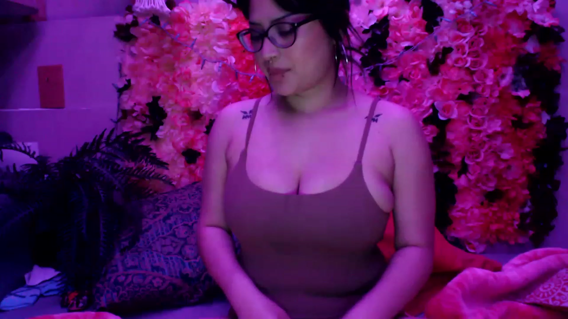 Gallery image thumbnail from valpal000's myfreecams stream on, 02/02/2023, 15:16 image 6 of 20