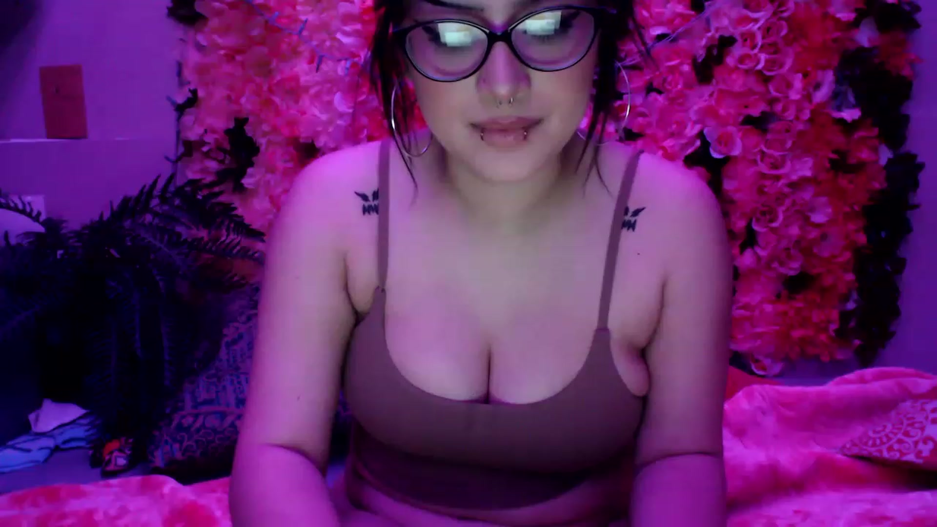 Gallery image thumbnail from valpal000's myfreecams stream on, 02/02/2023, 15:16 image 2 of 20