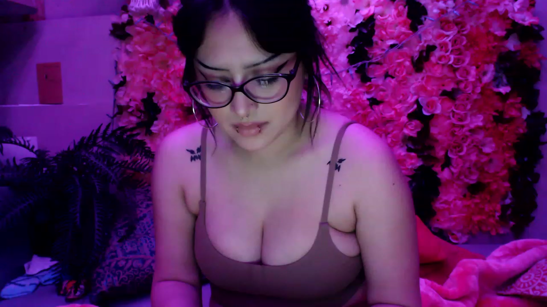 Gallery image thumbnail from valpal000's myfreecams stream on, 02/02/2023, 15:16 image 18 of 20