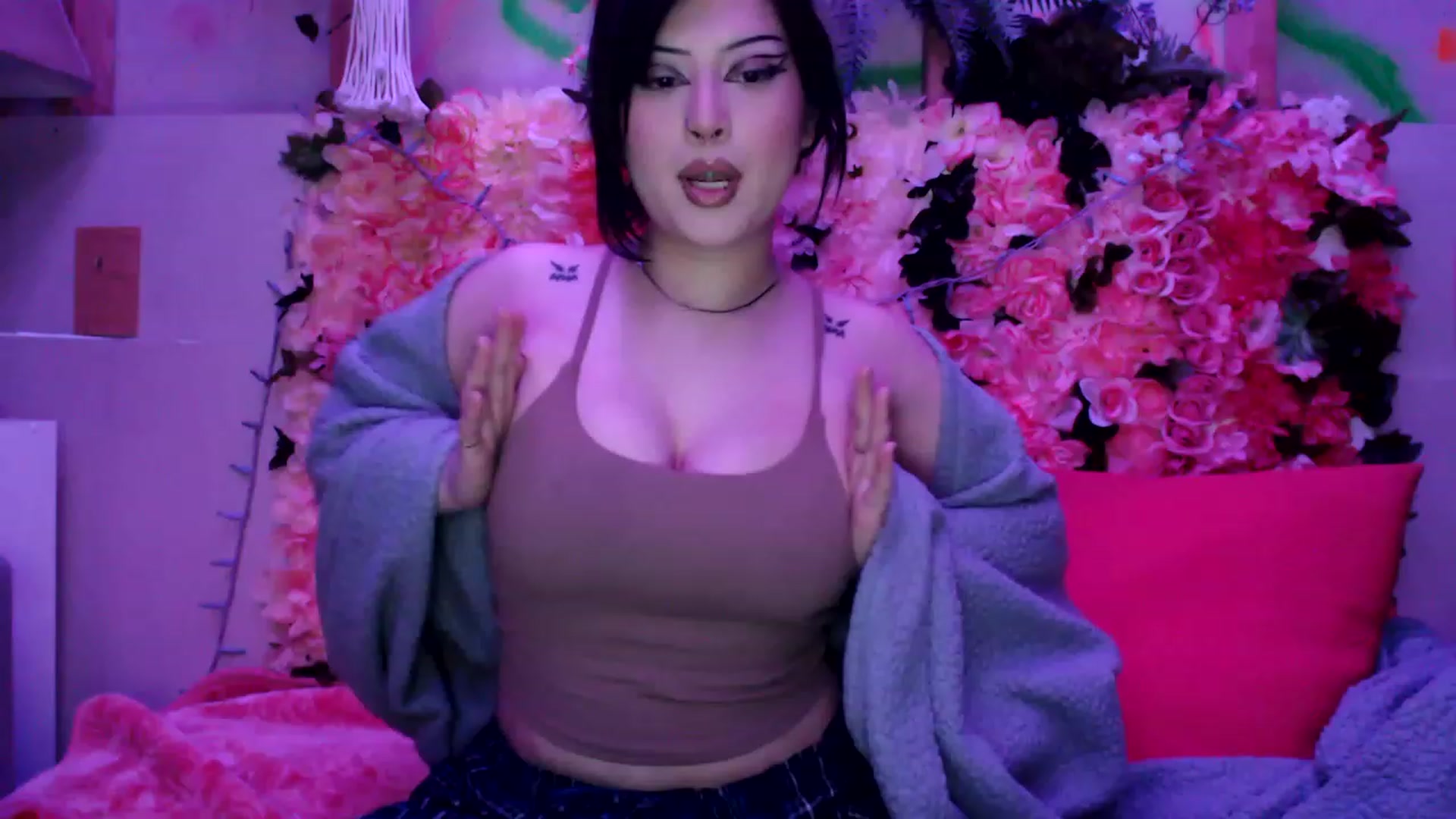 Gallery image thumbnail from valpal000's myfreecams stream on, 02/07/2023, 12:59 image 12 of 20