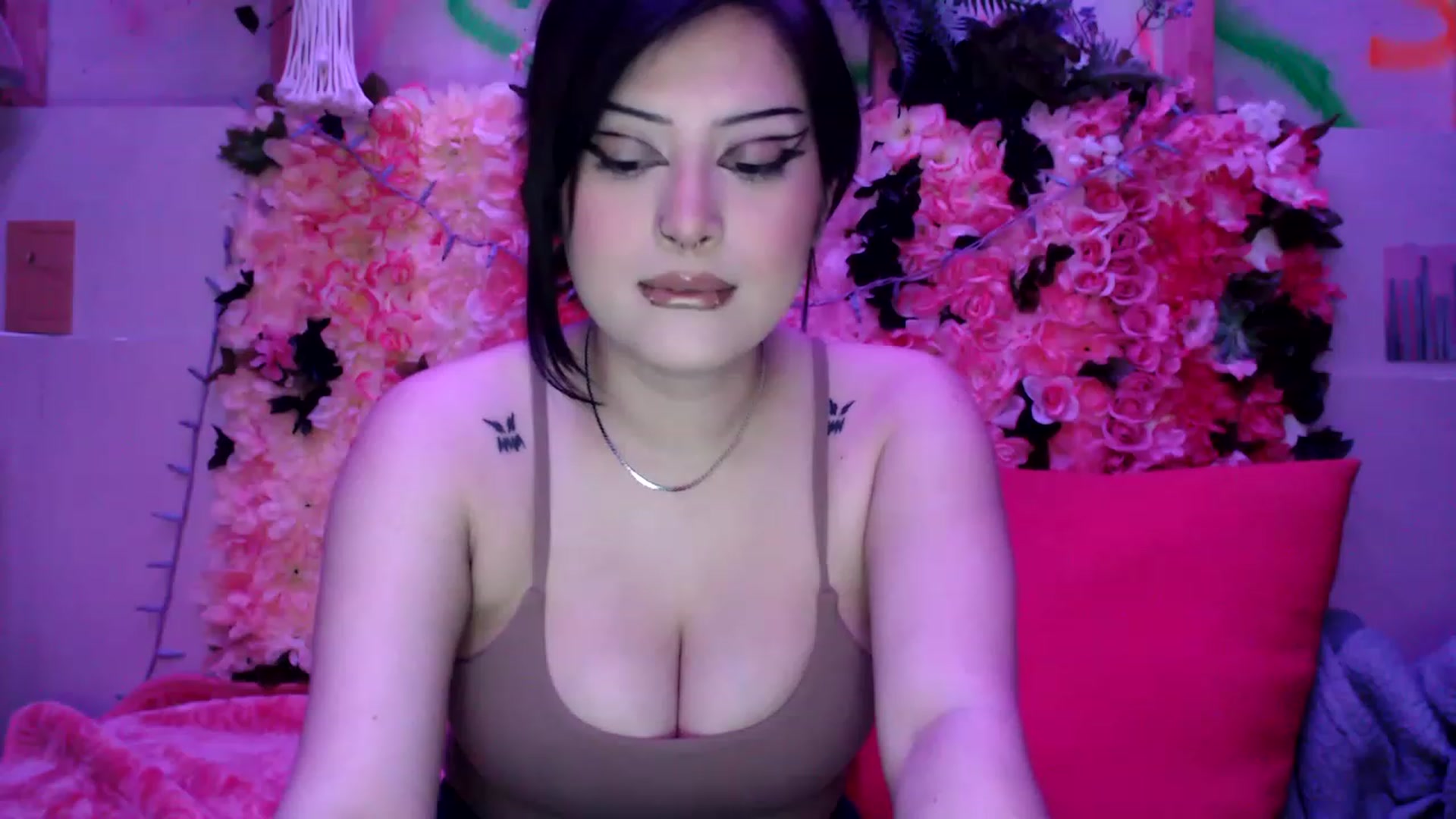 Gallery image thumbnail from valpal000's myfreecams stream on, 02/07/2023, 12:59 image 8 of 20