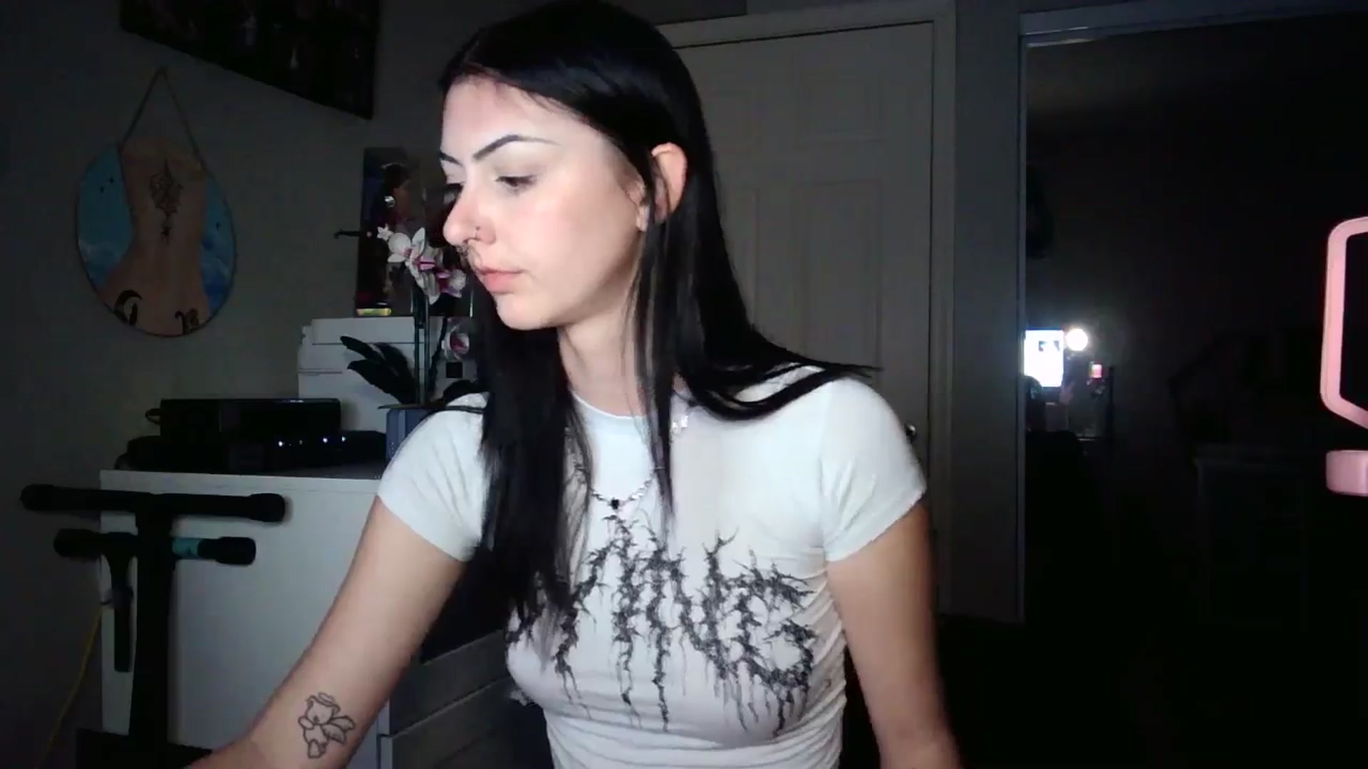 Gallery image thumbnail from vampbabyy's myfreecams stream on, 05/20/2025, 24:43 image 4 of 20