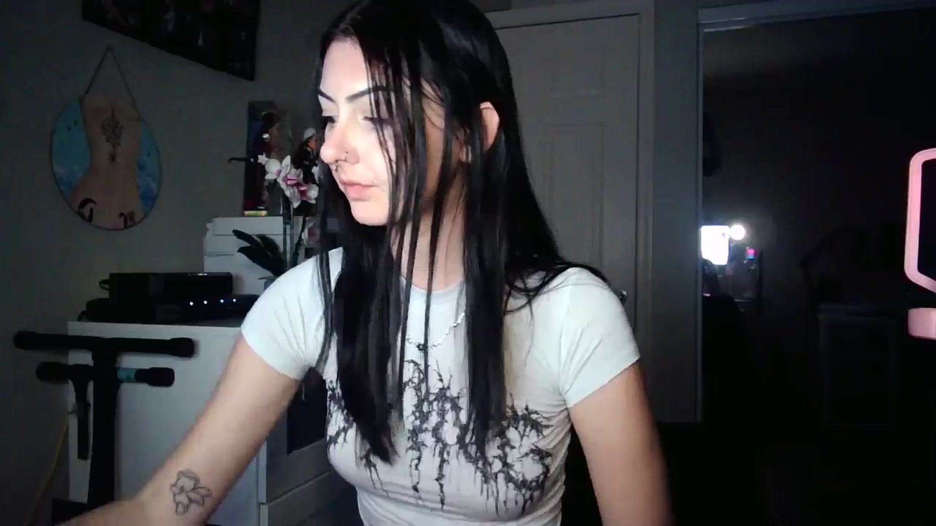 Gallery image thumbnail from vampbabyy's myfreecams stream on, 05/20/2025, 24:43 image 2 of 20