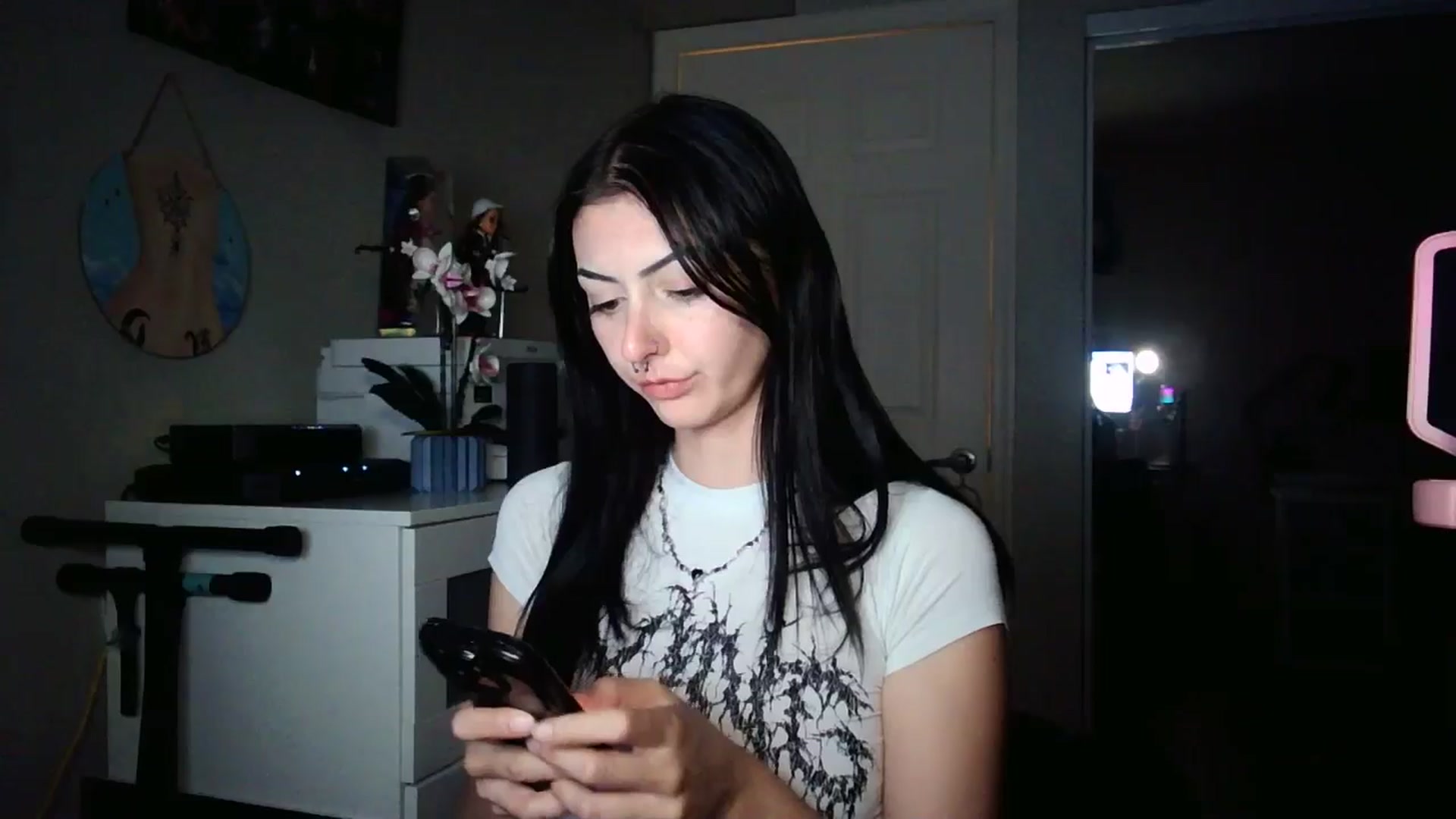Gallery image thumbnail from vampbabyy's myfreecams stream on, 05/20/2025, 24:43 image 6 of 20
