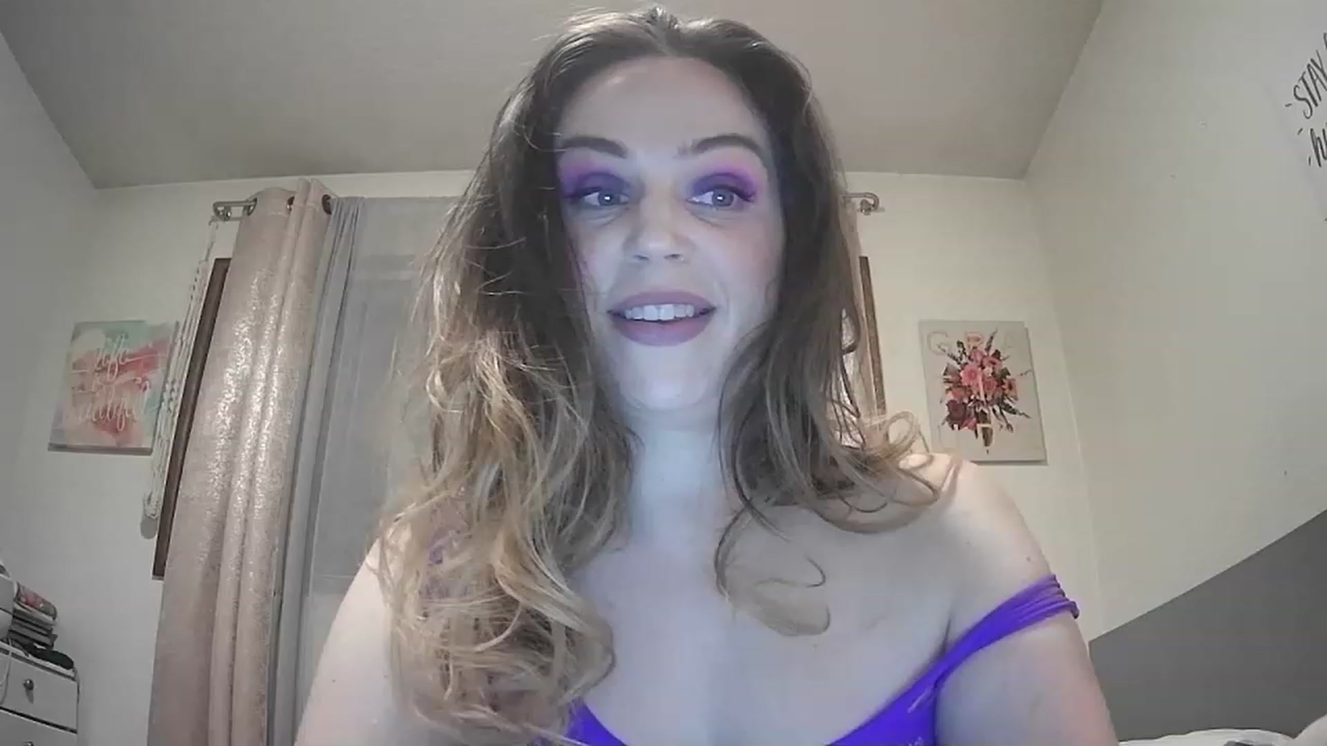 Gallery image thumbnail from vanessaxo87's myfreecams stream on, 11/24/2022, 04:08 image 18 of 20