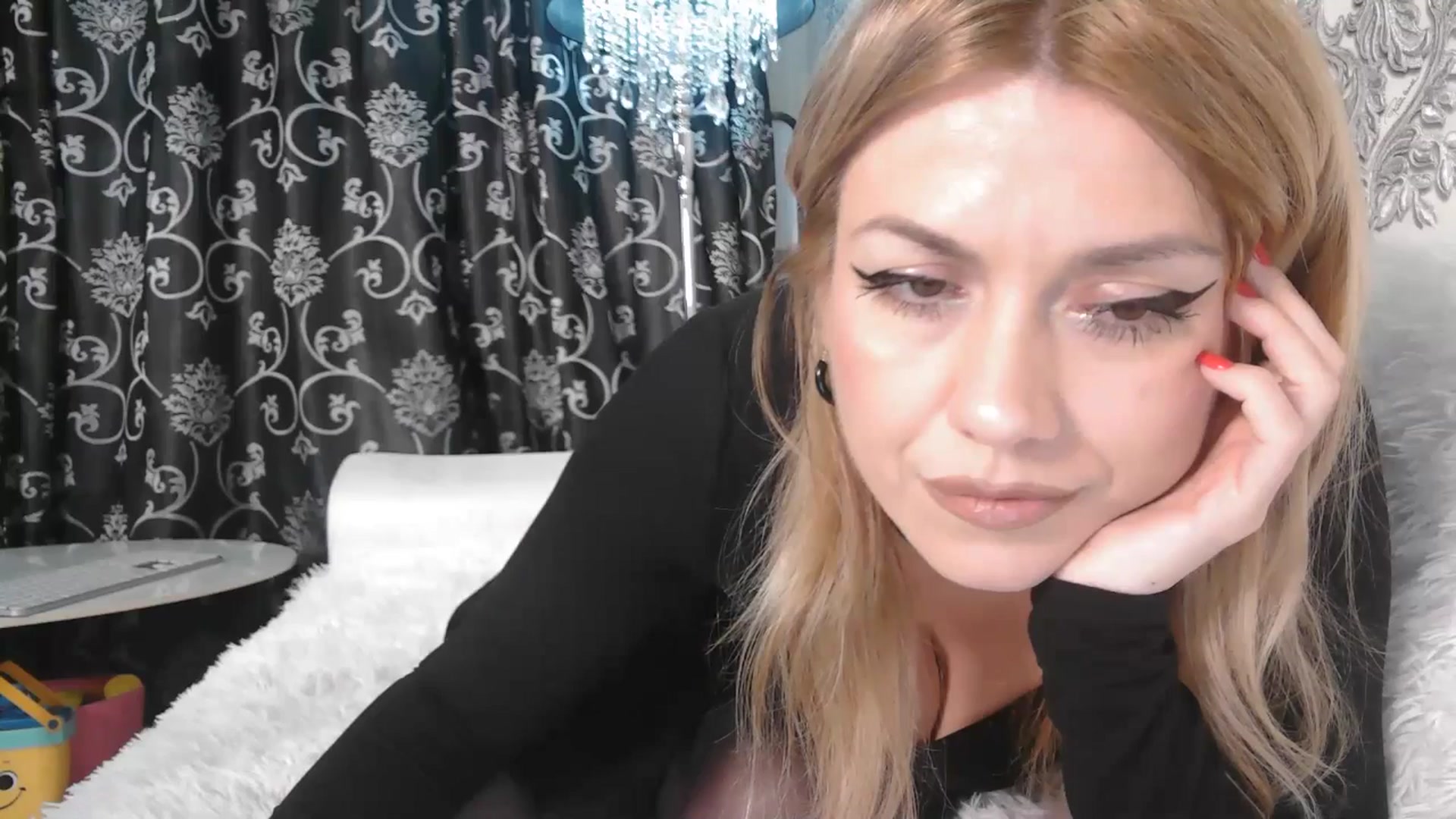 Gallery image thumbnail from velvet_49's myfreecams stream on, 04/10/2026, 05:13 image 18 of 20