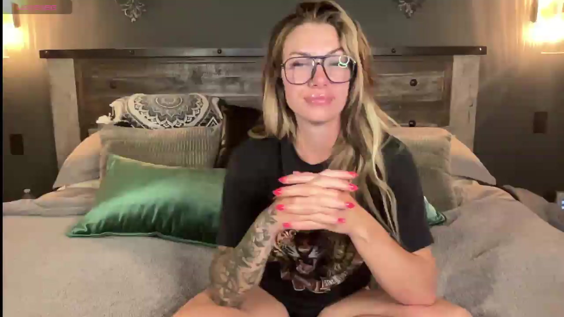 Gallery image thumbnail from velvethoneyXo's myfreecams stream on, 06/12/2026, 07:14 image 1 of 20