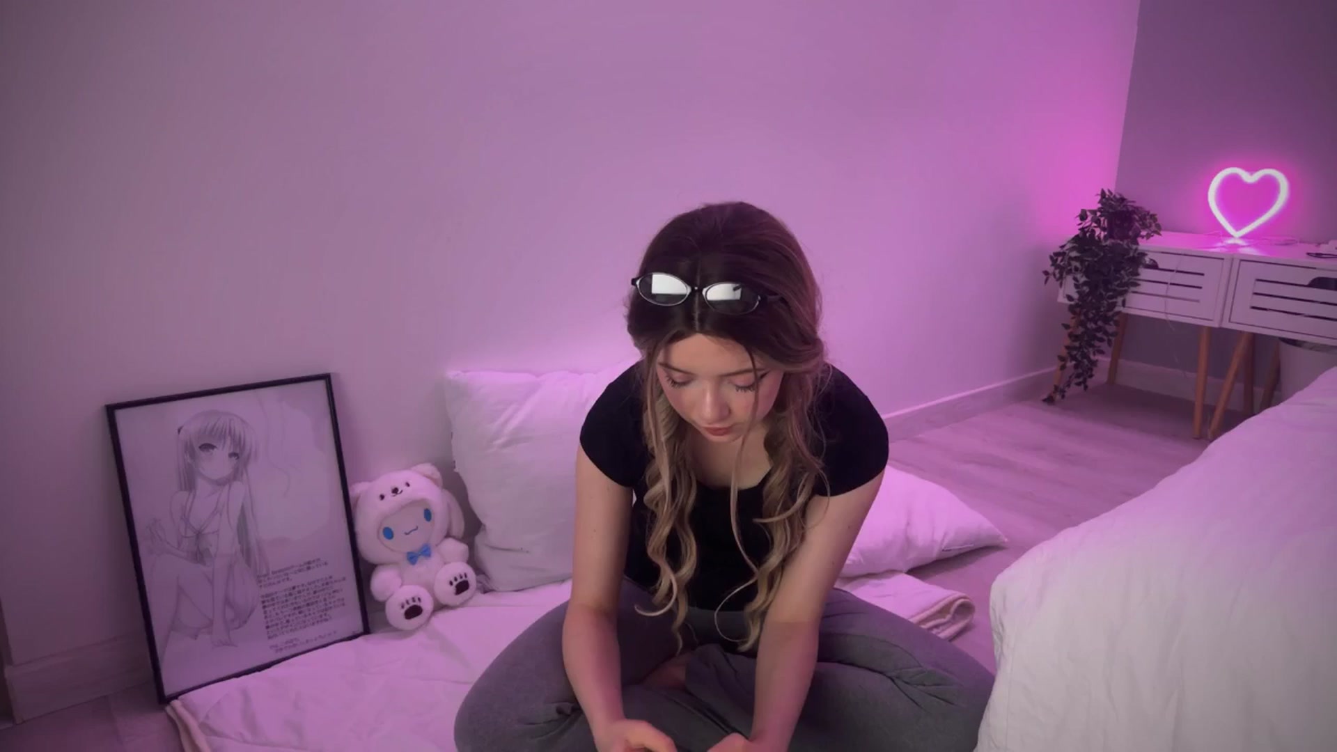 Gallery image thumbnail from velvetrush's myfreecams stream on, 10/15/2024, 18:54 image 6 of 20