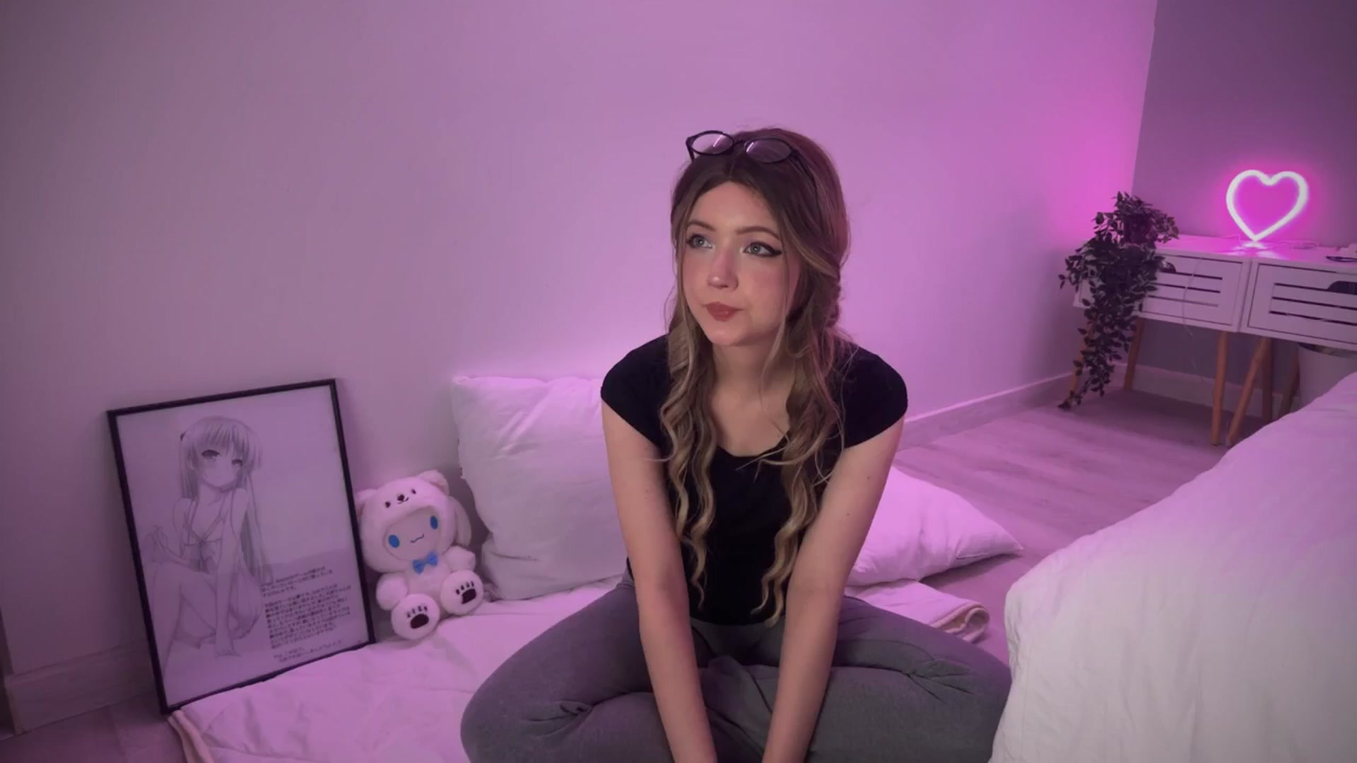 Gallery image thumbnail from velvetrush's myfreecams stream on, 10/15/2024, 18:54 image 9 of 20