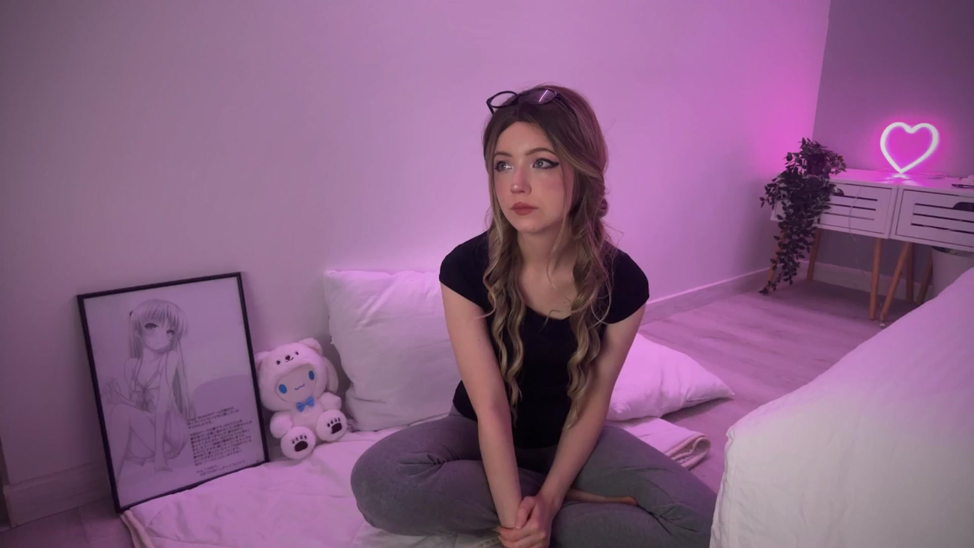 Gallery image thumbnail from velvetrush's myfreecams stream on, 10/15/2024, 18:54 image 14 of 20