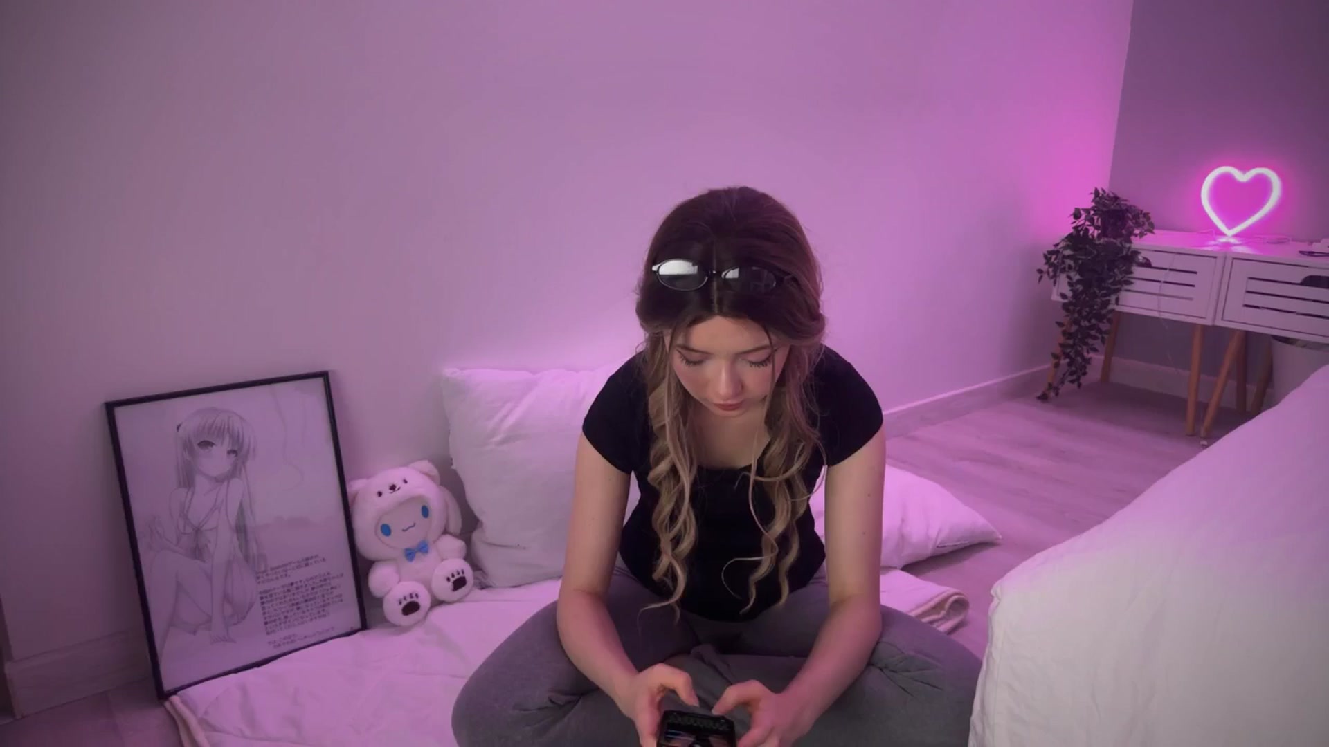 Gallery image thumbnail from velvetrush's myfreecams stream on, 10/15/2024, 18:54 image 11 of 20