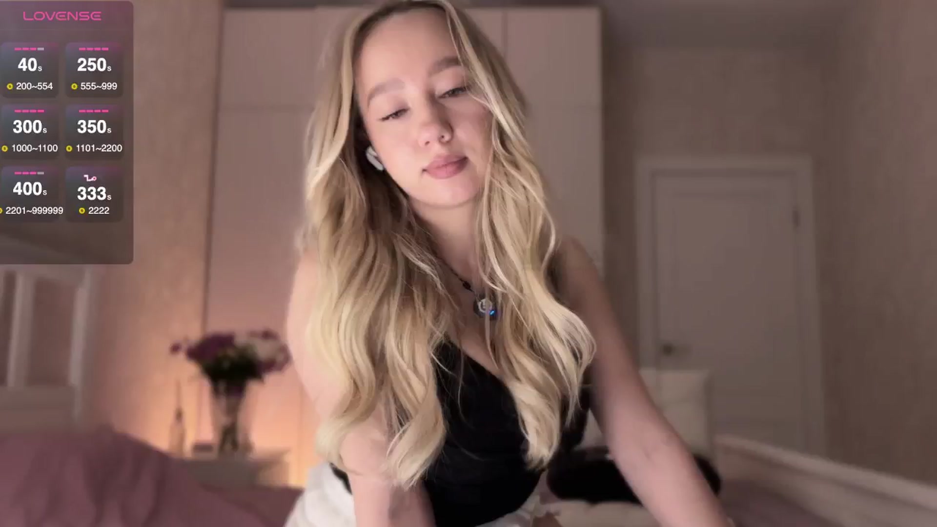 Gallery image thumbnail from villanell's myfreecams stream on, 10/22/2025, 16:37 image 5 of 20