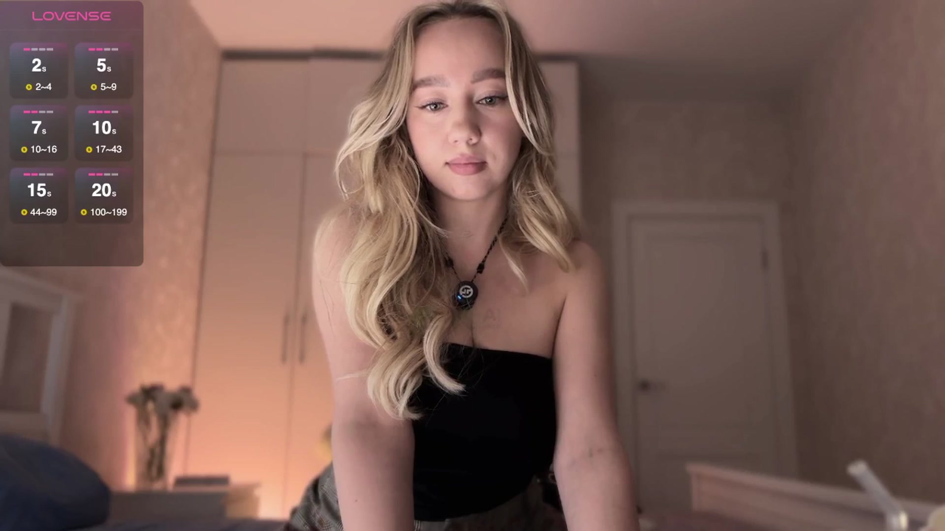Gallery image thumbnail from villanell's myfreecams stream on, 10/28/2025, 16:39 image 7 of 20