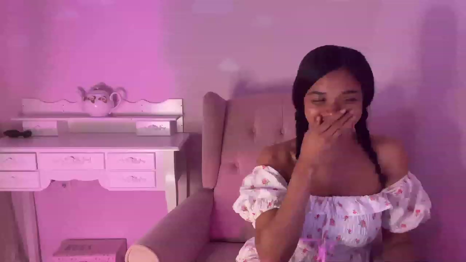 Gallery image thumbnail from vintagegal's myfreecams stream on, 04/03/2023, 20:03 image 11 of 20