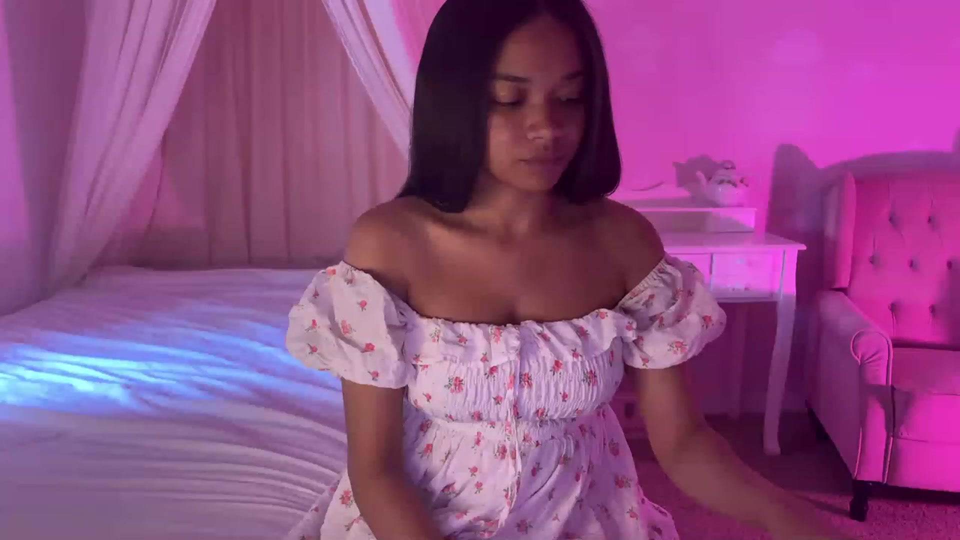 Gallery image thumbnail from vintagegal's myfreecams stream on, 04/16/2023, 22:09 image 3 of 20