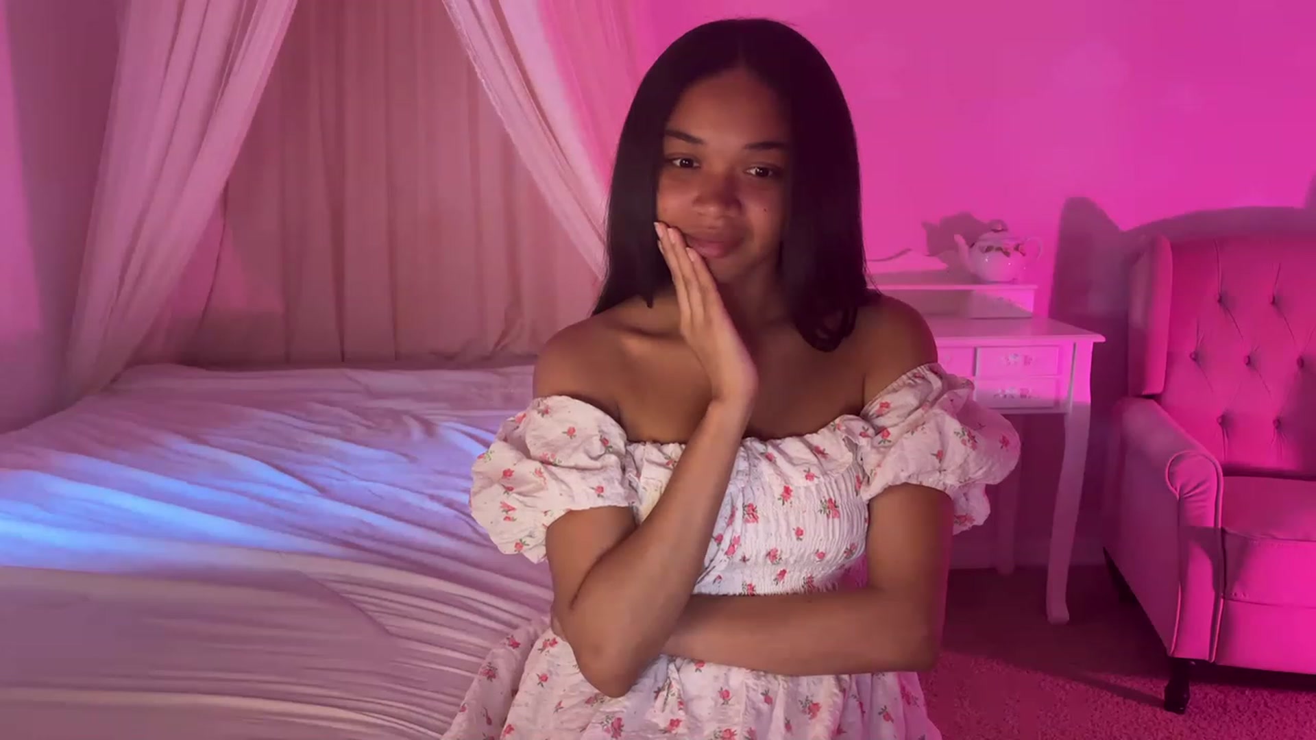 Gallery image thumbnail from vintagegal's myfreecams stream on, 04/16/2023, 22:09 image 12 of 20