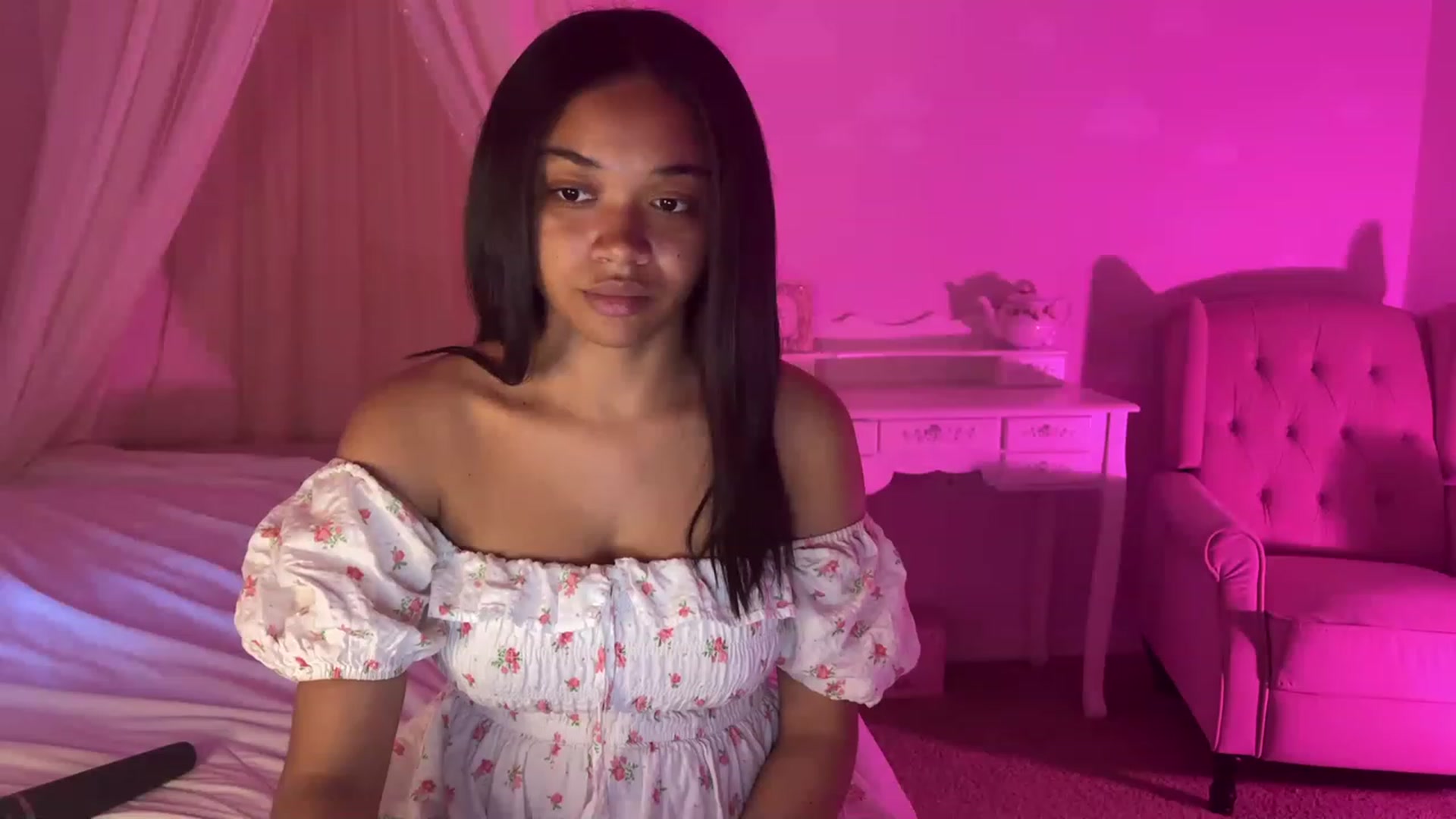 Gallery image thumbnail from vintagegal's myfreecams stream on, 04/17/2023, 24:08 image 6 of 20