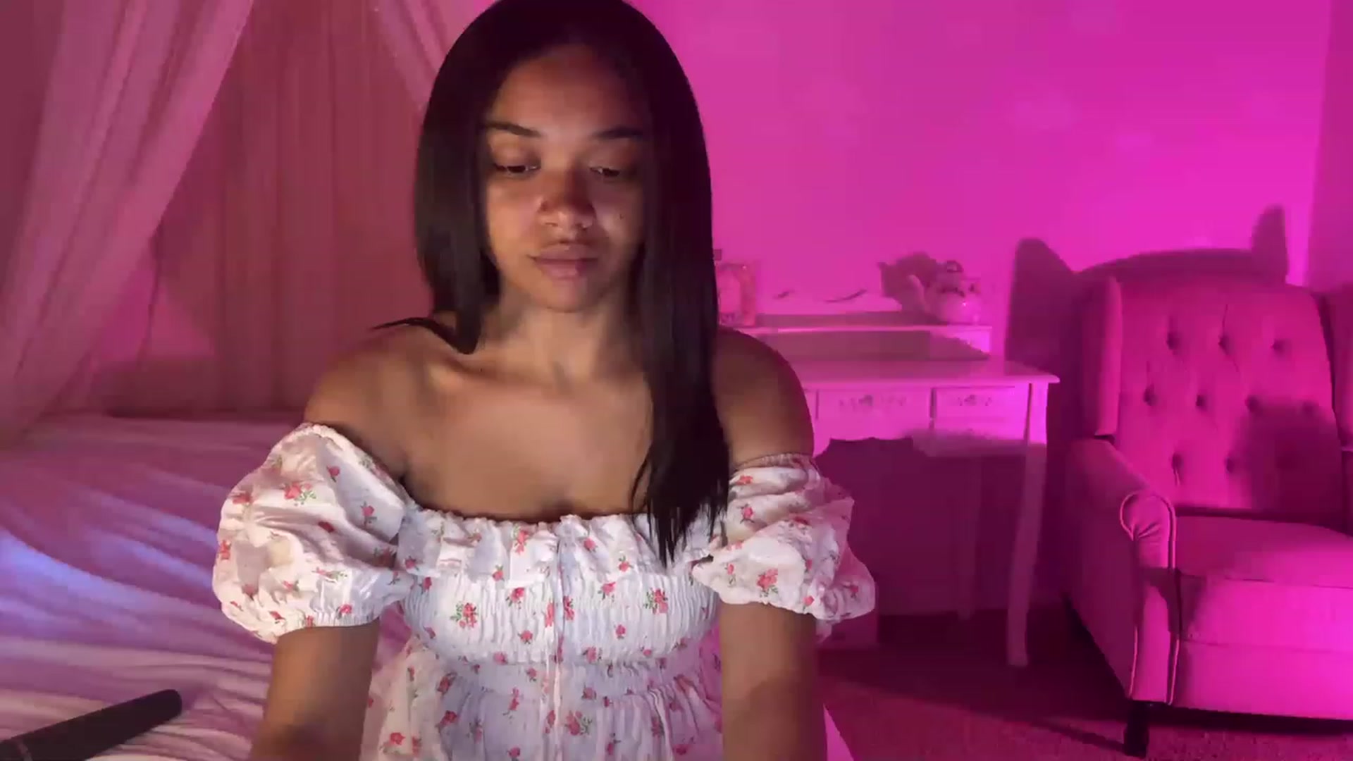 Gallery image thumbnail from vintagegal's myfreecams stream on, 04/17/2023, 24:08 image 7 of 20