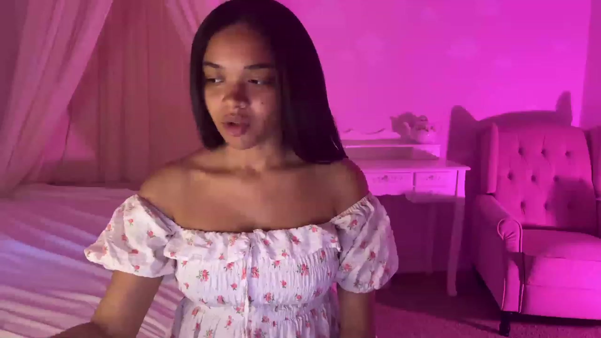 Gallery image thumbnail from vintagegal's myfreecams stream on, 04/17/2023, 24:08 image 16 of 20